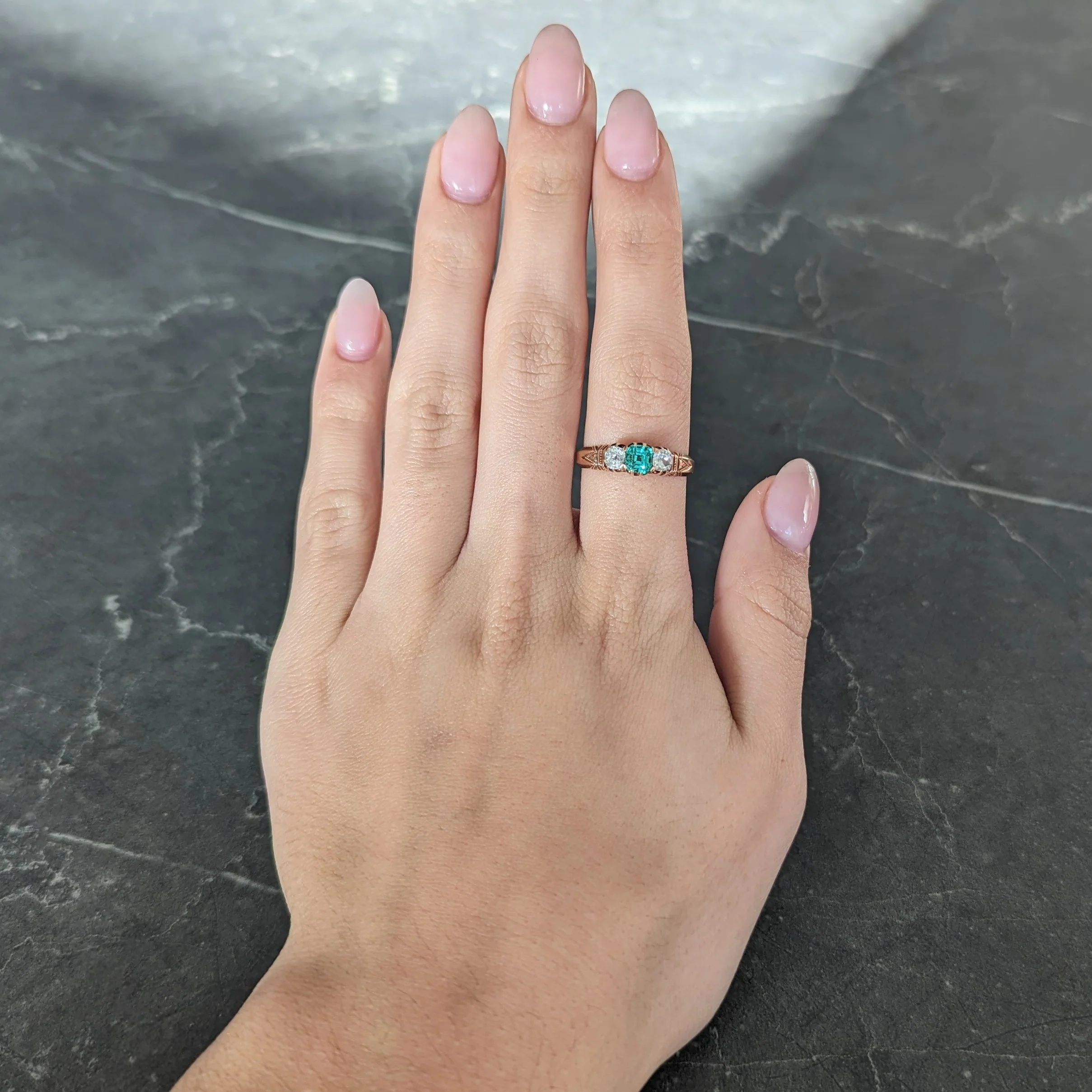 Victorian 1.00 CTW Emerald Old Mine Cut Diamond 14 Karat Yellow Gold Belcher Antique Three Stone Ring - Image 10