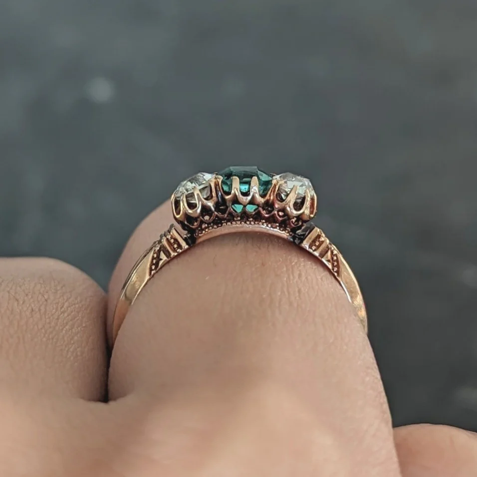 Victorian 1.00 CTW Emerald Old Mine Cut Diamond 14 Karat Yellow Gold Belcher Antique Three Stone Ring - Image 11