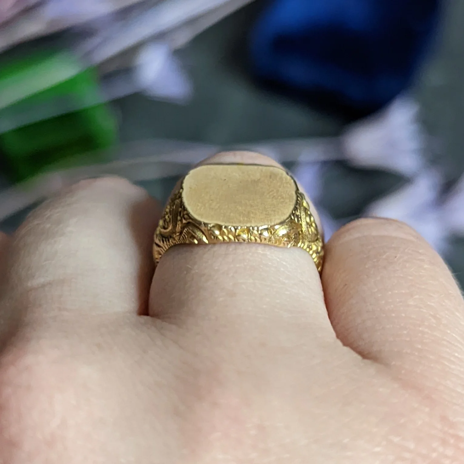 1900 Victorian 14 Karat Yellow Gold Scrolling Cushion Signet Ring - Image 11