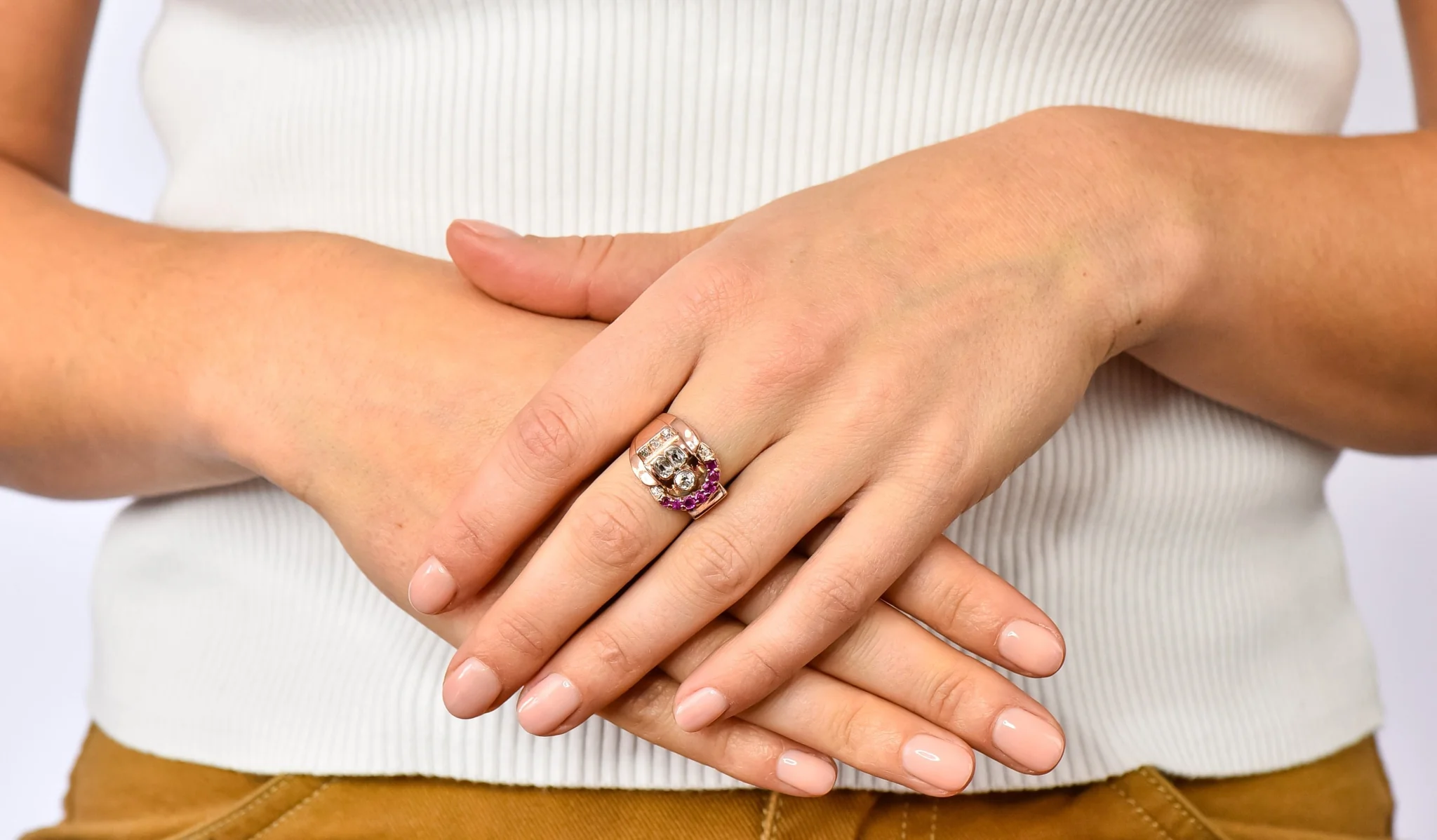 1940's Retro 1.20 CTW Diamond Ruby 14 Karat Rose Gold Buckle Ring - Image 9