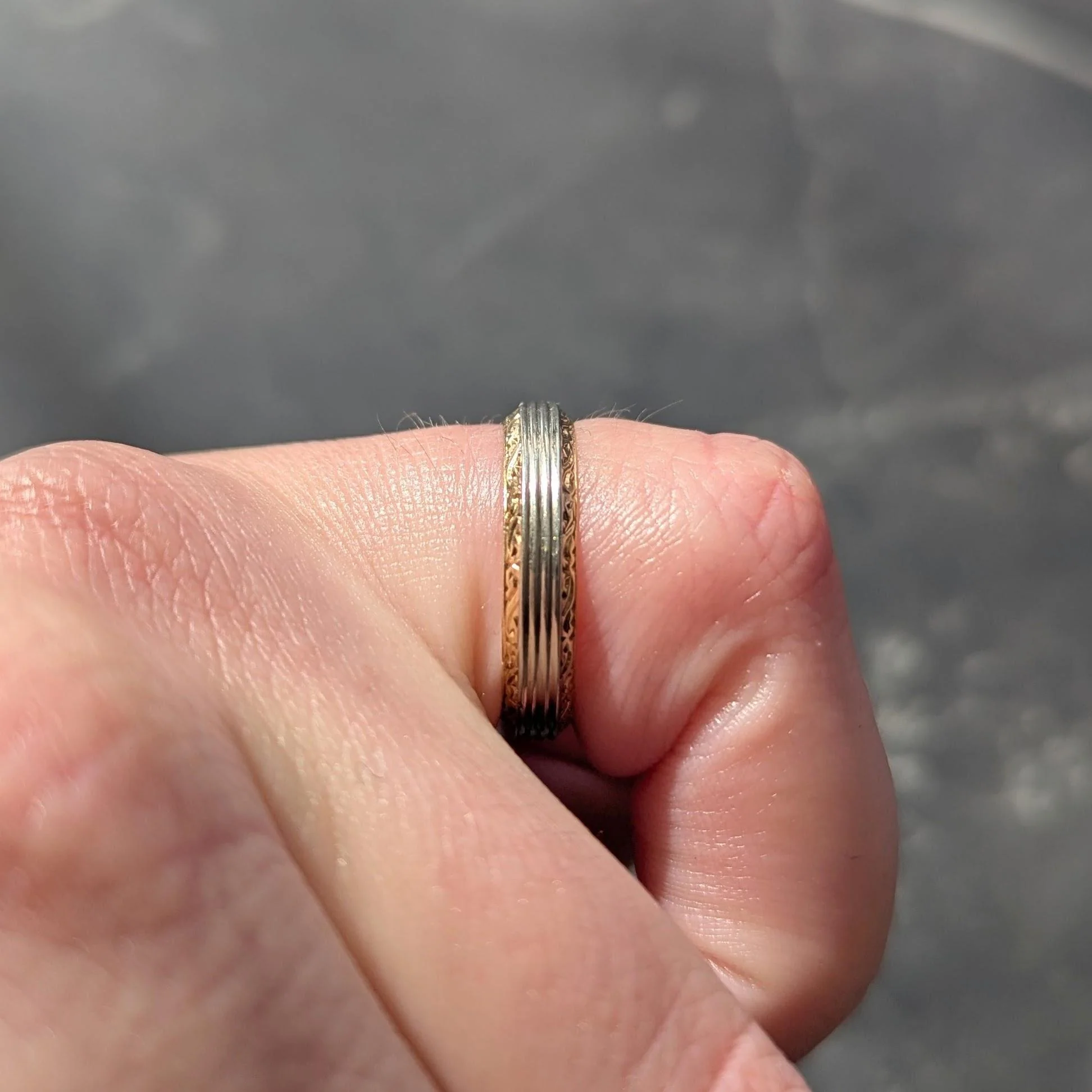 1944 18 Karat Two-Tone Gold Vintage Scrolling Wedding Band Ring - Image 10