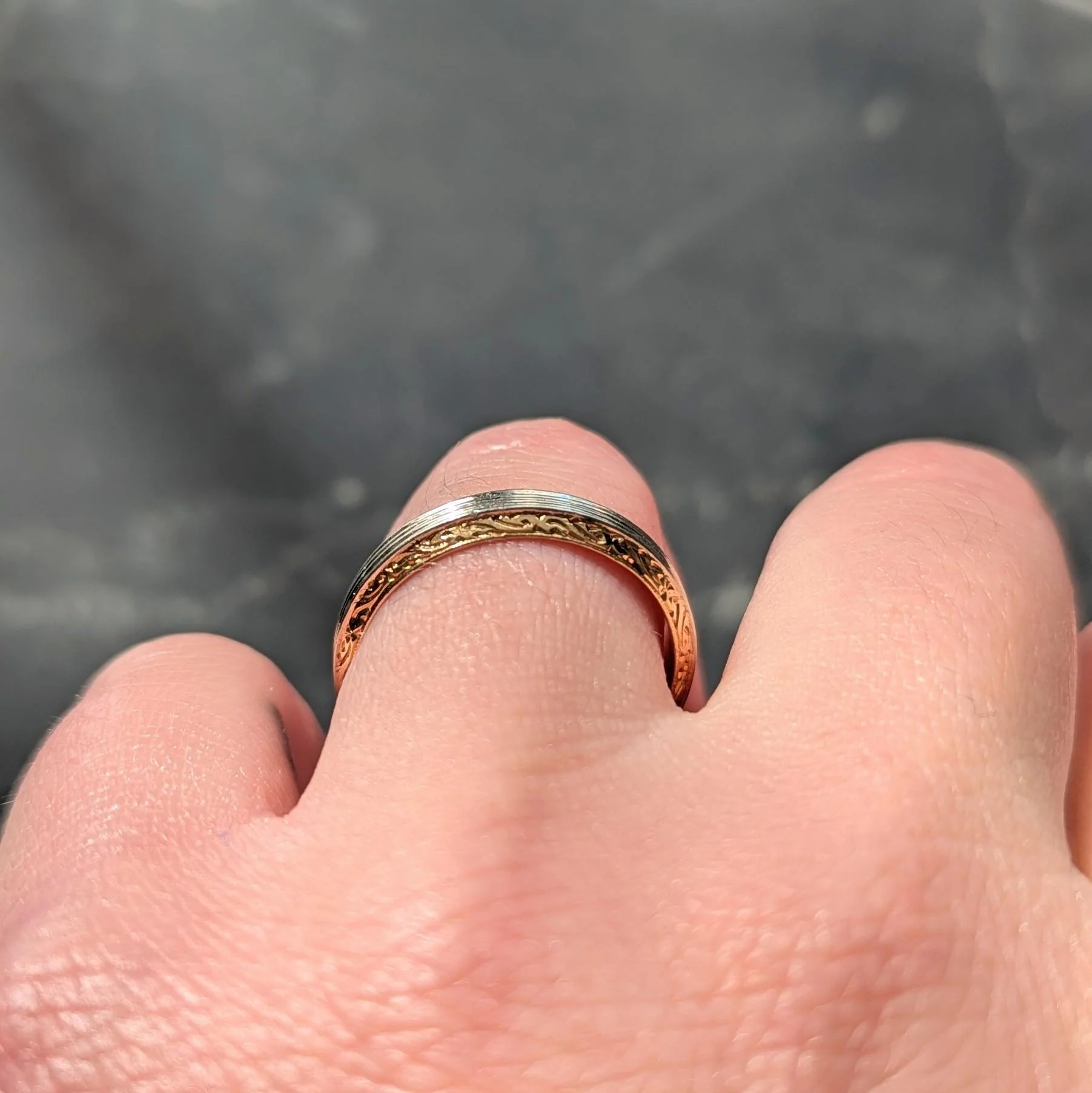 1944 18 Karat Two-Tone Gold Vintage Scrolling Wedding Band Ring - Image 9