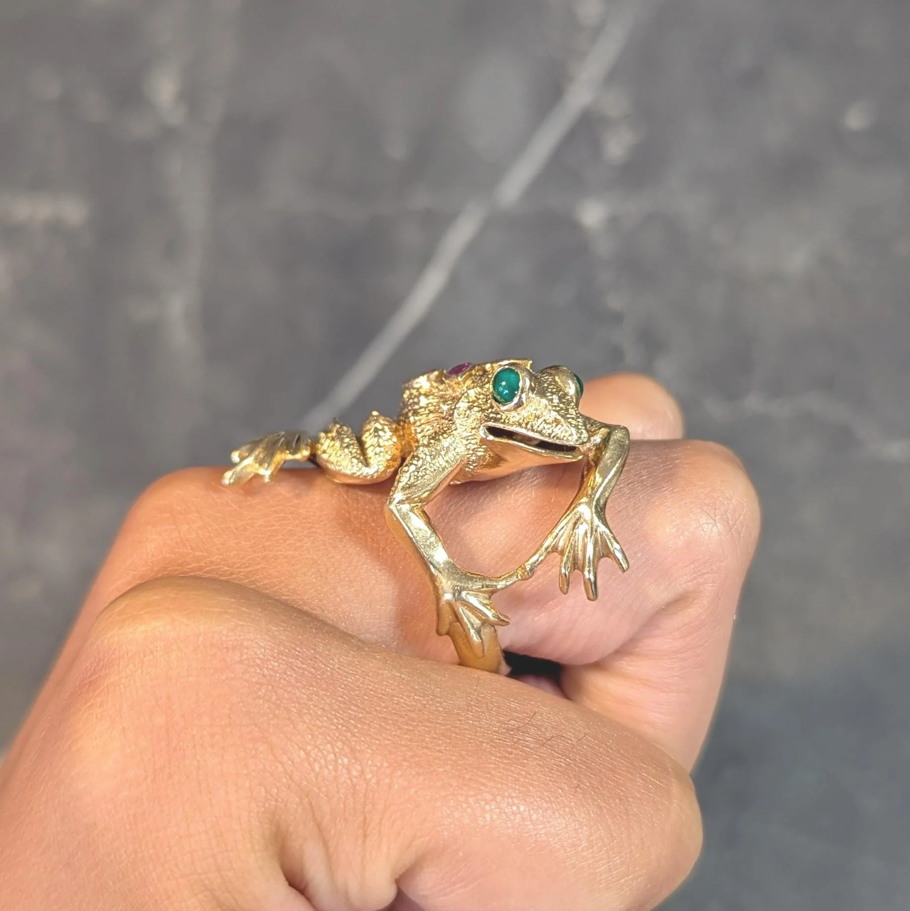 1969 Kurt Wayne 1.60 CTW Ruby Emerald 18 Karat Yellow Gold Vintage Frog Ring - Image 16