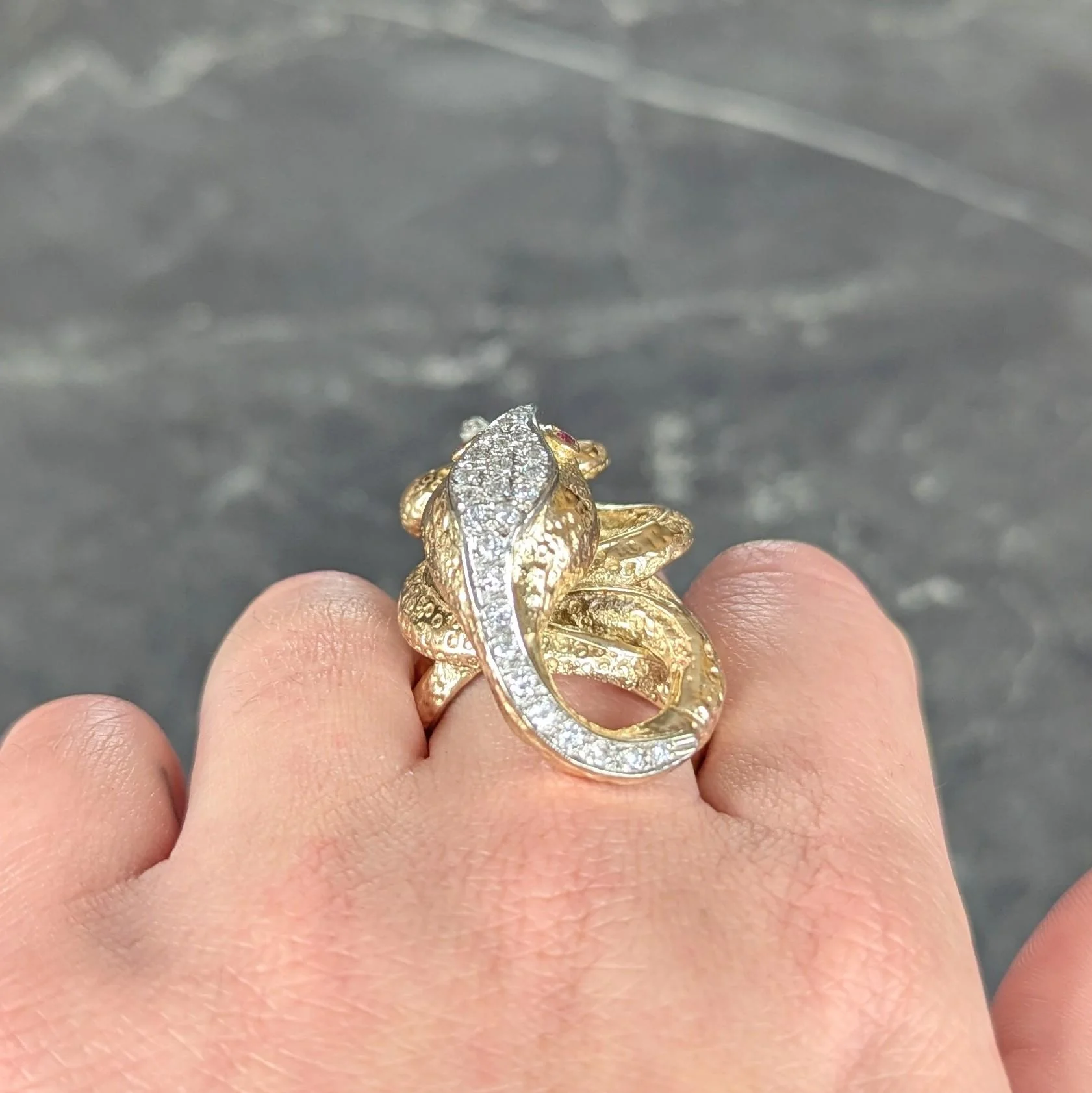 1970's 1.00 CTW Diamond Ruby 14 Karat Two-Tone Gold Vintage Unisex Snake Ring - Image 12