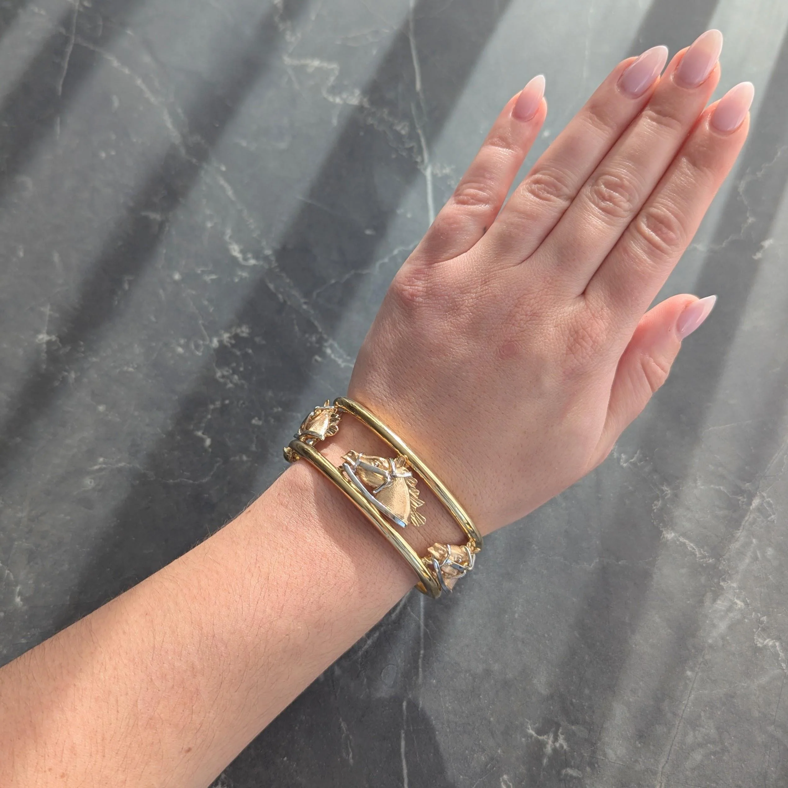 1970's 18 Karat Yellow Tri-Gold Vintage Horse Head Animal Bangle Bracelet - Image 2