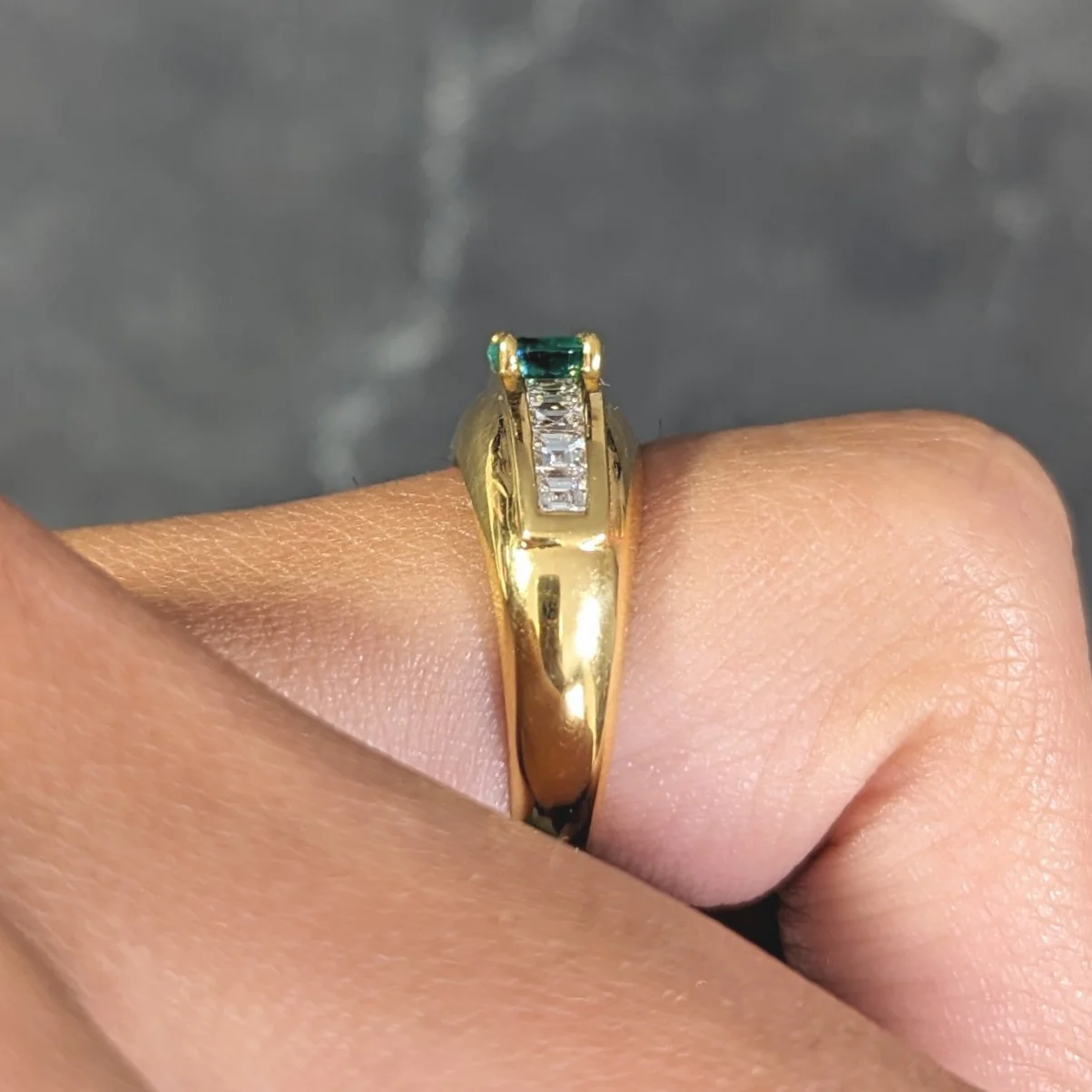 1980's 1.00 CTW Emerald Diamond 18 Karat Yellow Gold Vintage Gemstone Ring - Image 14