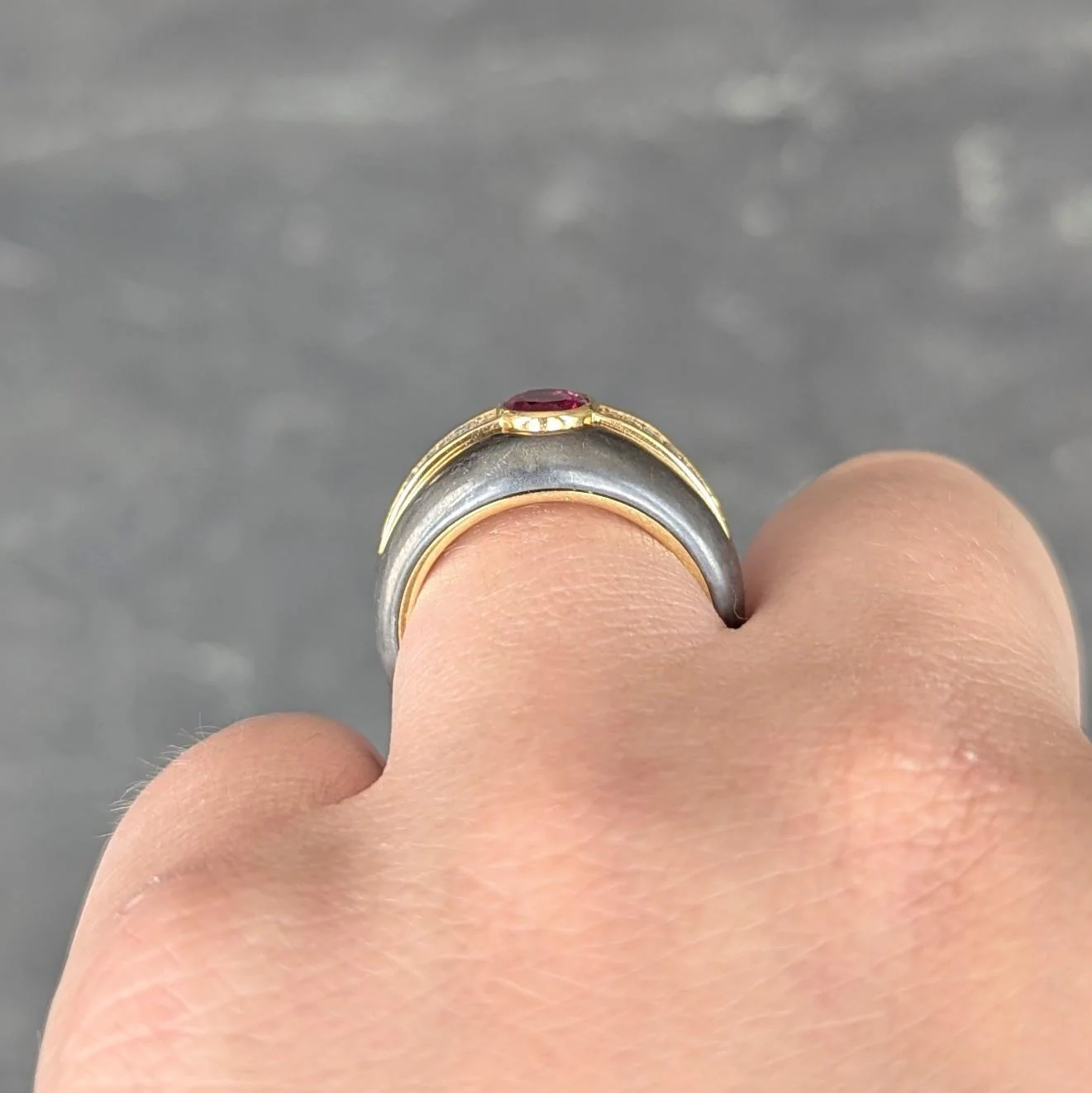 1980's 1.54 CTW Ruby Diamond Hematite 18 Karat Yellow Gold Vintage Ring GIA - Image 9