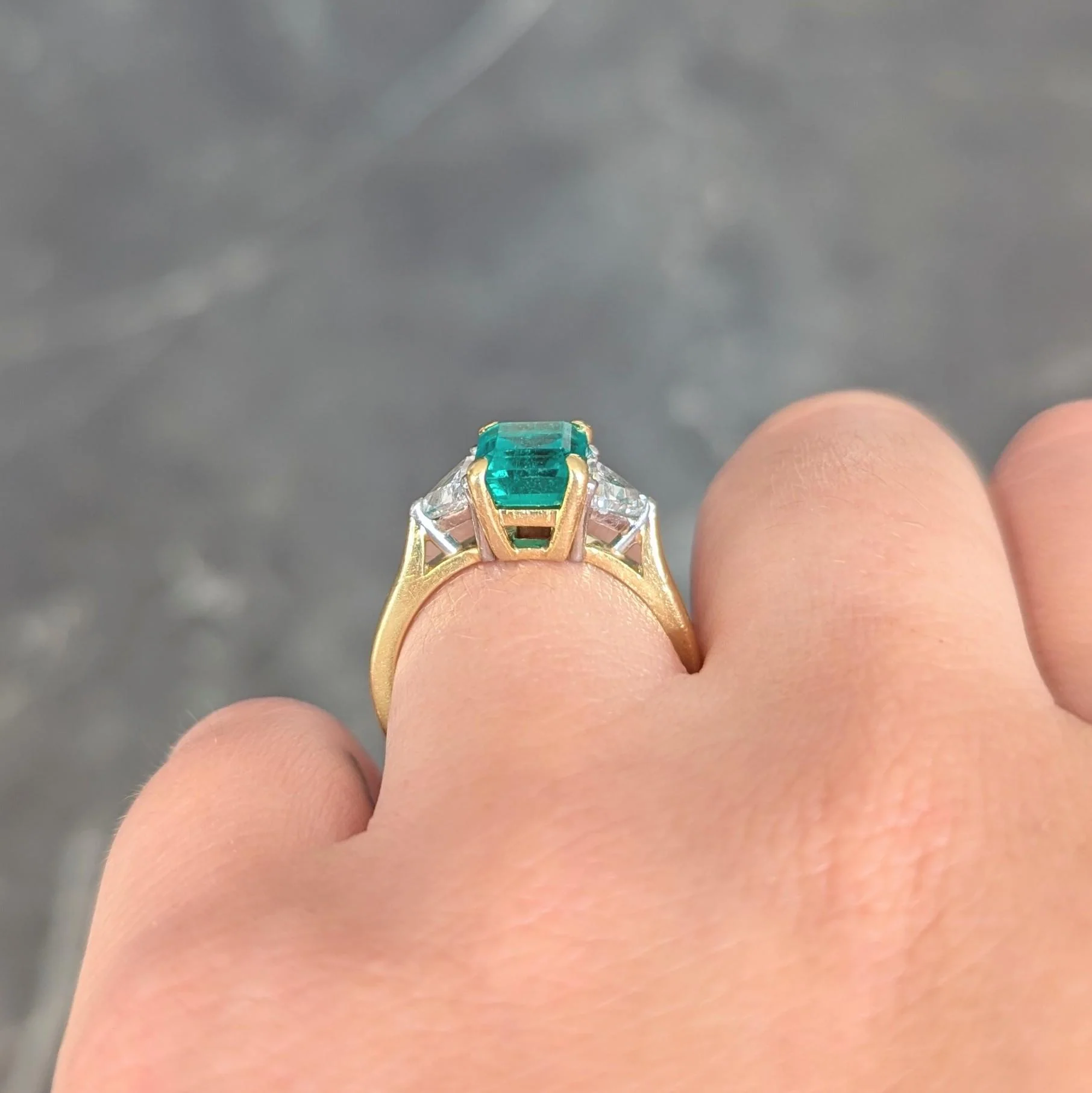 1980's 2.67 CTW Colombian Emerald Diamond Platinum 18 Karat Yellow Gold Vintage Ring GIA - Image 15