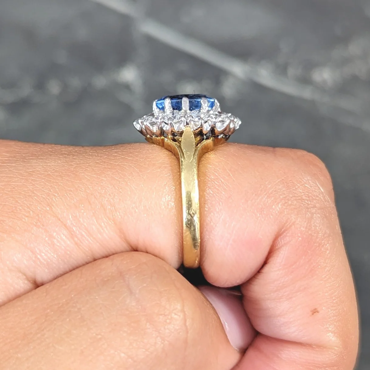 1980's 3.05 CTW Oval Cut No Heat Ceylon Sapphire Diamond 18 Karat Two-Tone Gold Vintage Halo Ring GIA - Image 13