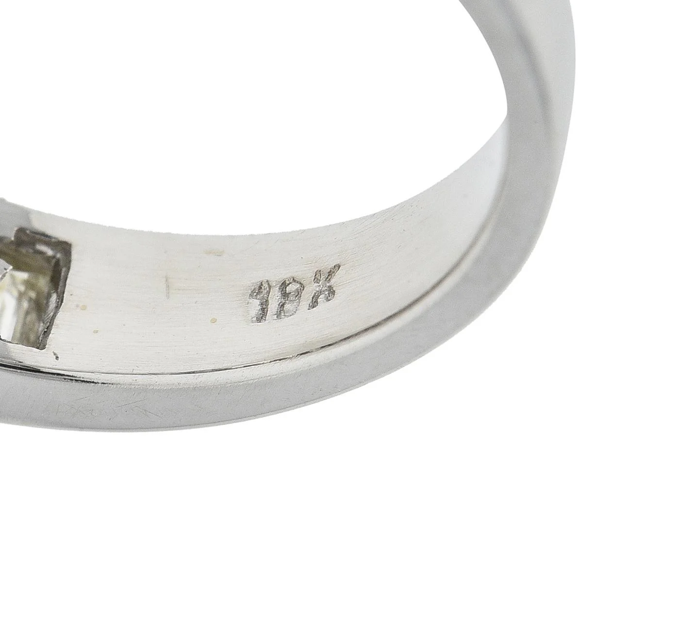 1990's 1.25 CTW Diamond 18 Karat White Gold Vintage Channel Band Ring - Image 8