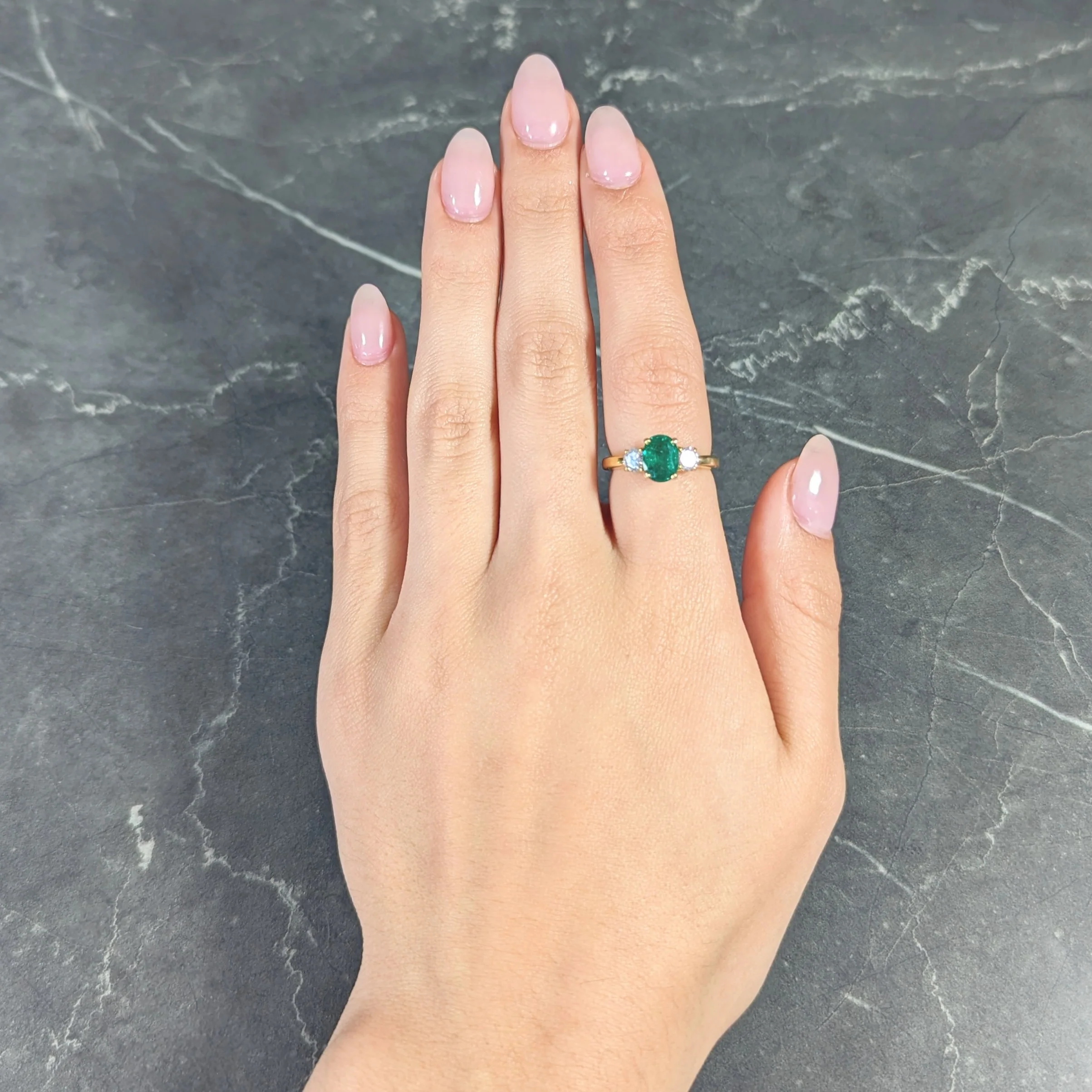 1990's 1.60 CTW Oval Cut Emerald Diamond 18 Karat Yellow Gold Vintage Three Stone GIA - Image 9