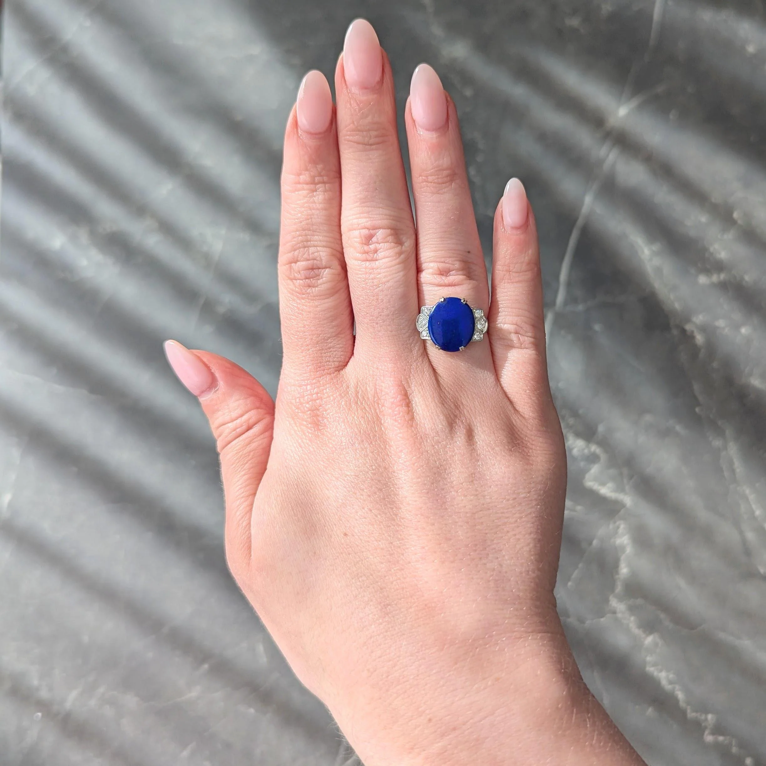 Art Deco Lapis Lazuli Diamond 18 Karat White Gold Vintage Fleur-De-Lis Cocktail Ring - Image 8