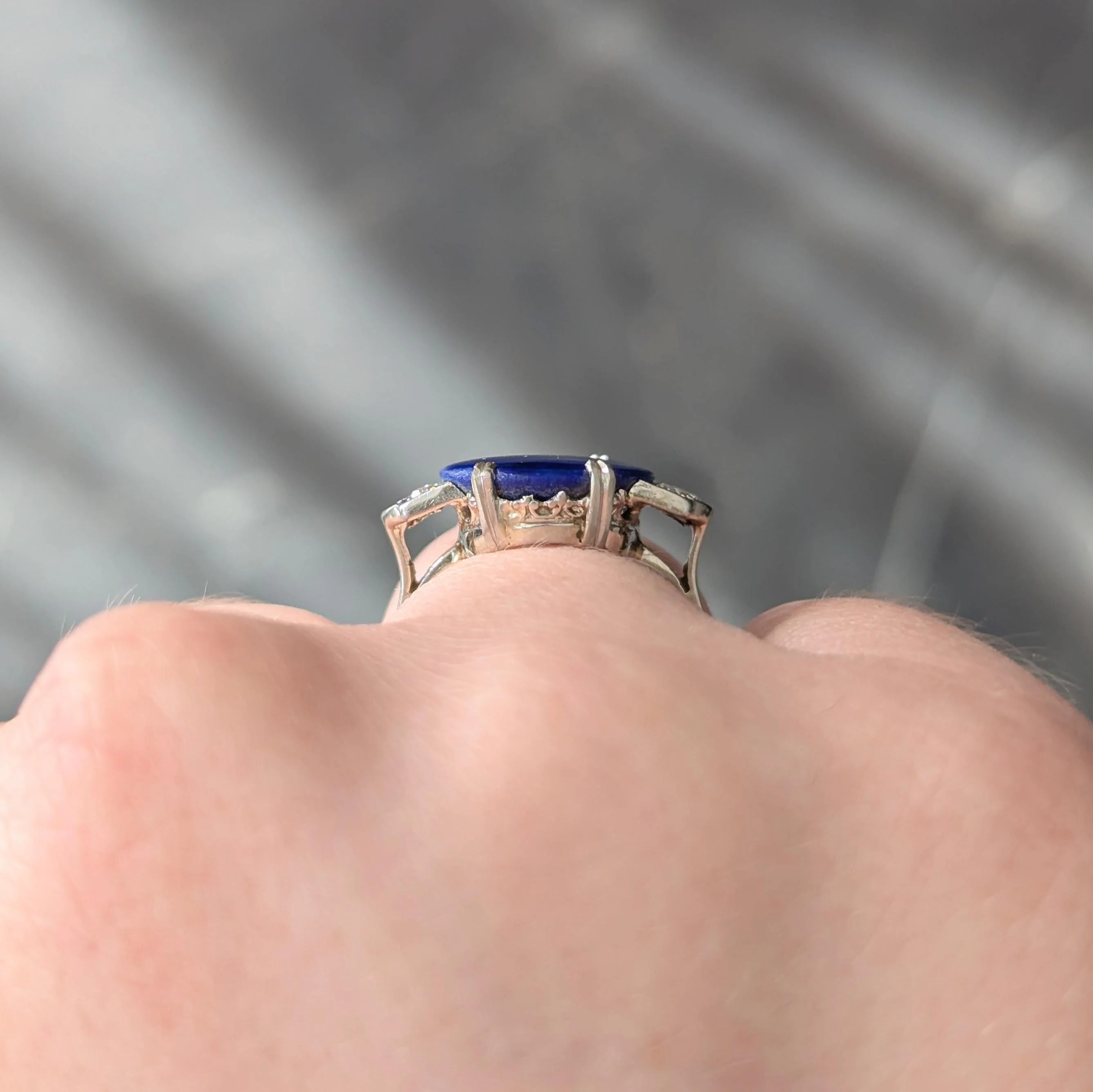 Art Deco Lapis Lazuli Diamond 18 Karat White Gold Vintage Fleur-De-Lis Cocktail Ring - Image 9