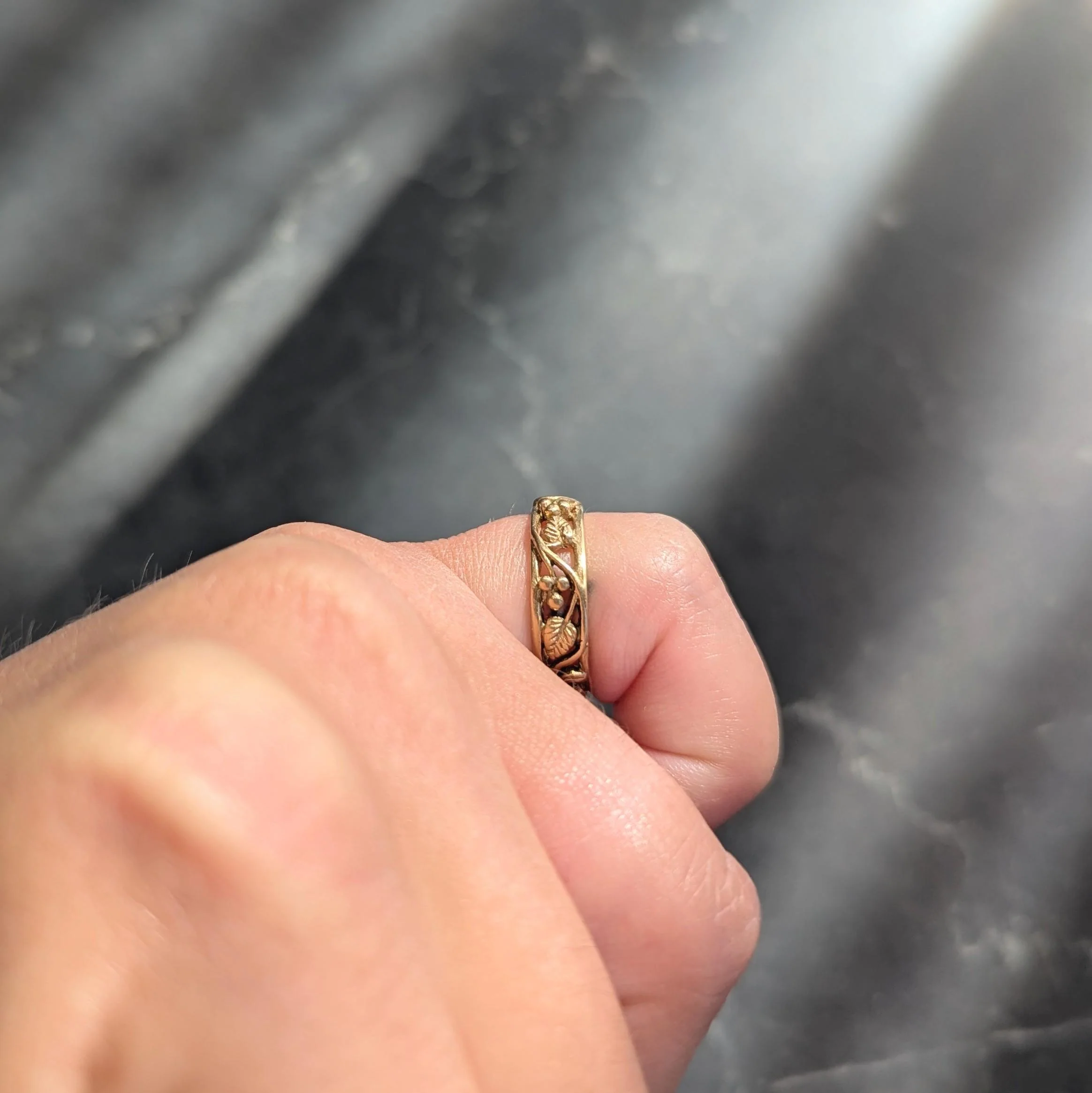 Art Nouveau 14 Karat Yellow Gold Antique Scrolling Berry Vine Band Ring - Image 9