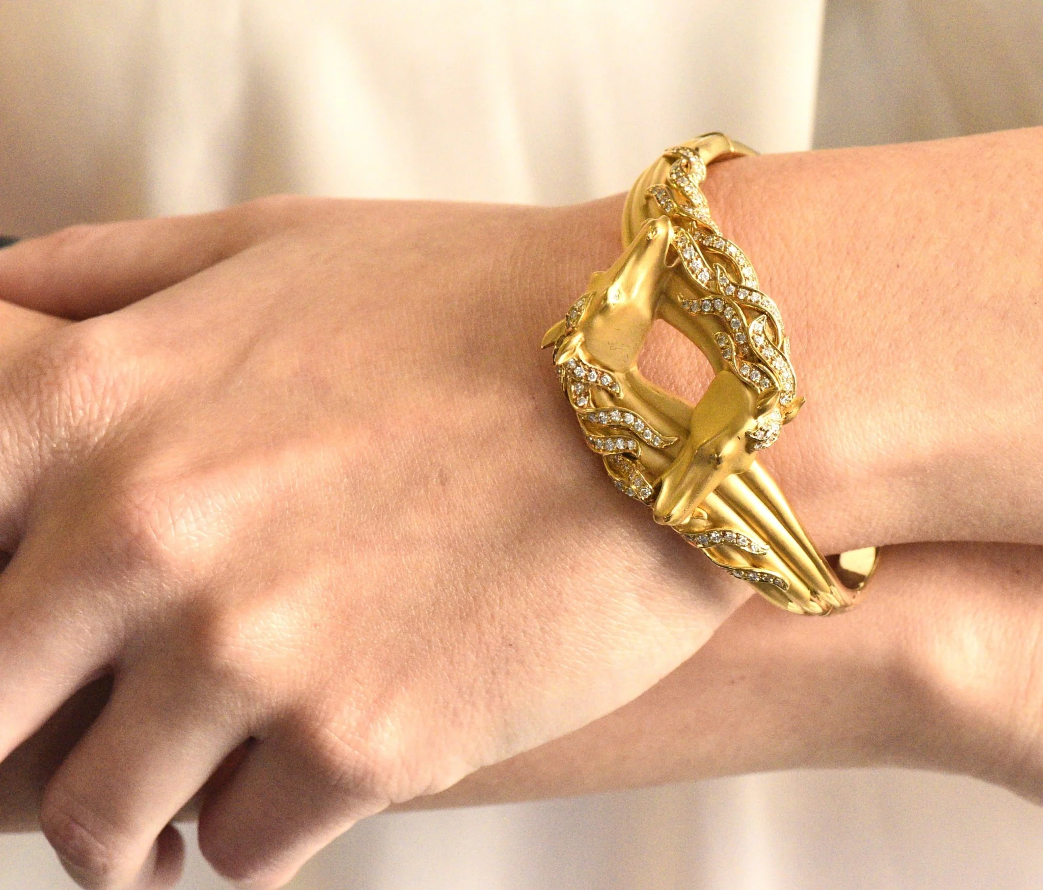 Carrera Y Carrera Ecuestre 1.45 CTW Diamond 18 Karat Horse Gold Bangle Bracelet - Image 9