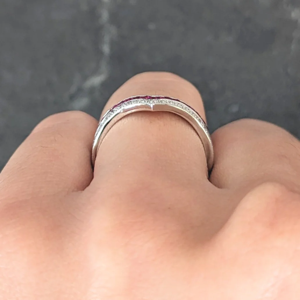 Contemporary 0.69 CTW French Cut Ruby Diamond 14 Karat White Gold Chevron Contour Band Ring - Image 13