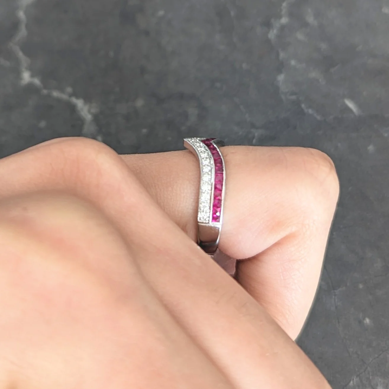 Contemporary 0.69 CTW French Cut Ruby Diamond 14 Karat White Gold Chevron Contour Band Ring - Image 14