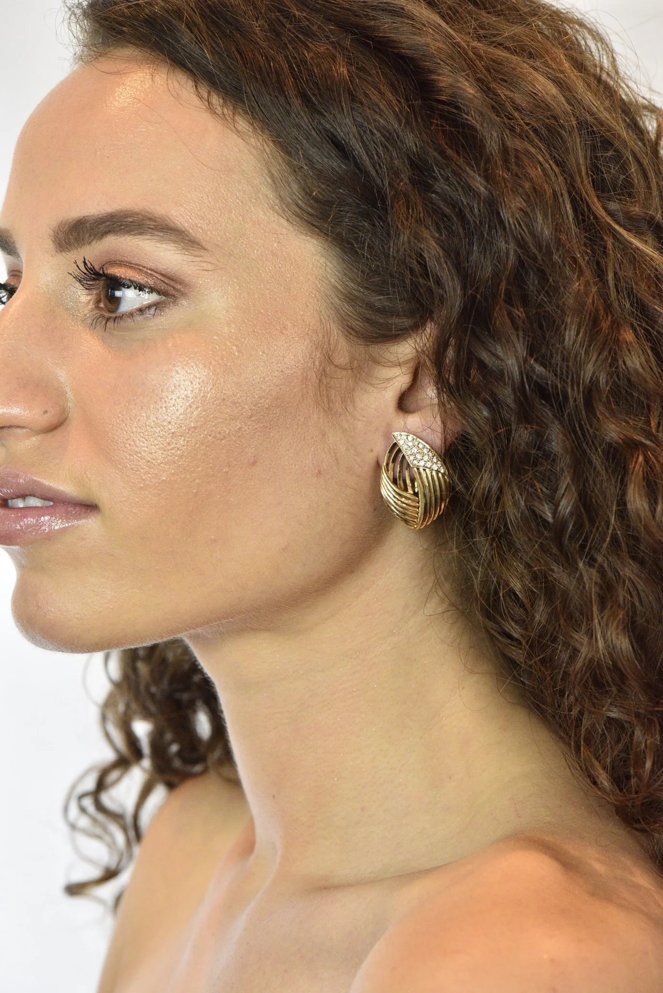Contemporary 1.00 CTW Diamond 18 Karat Gold Earrings - Image 8