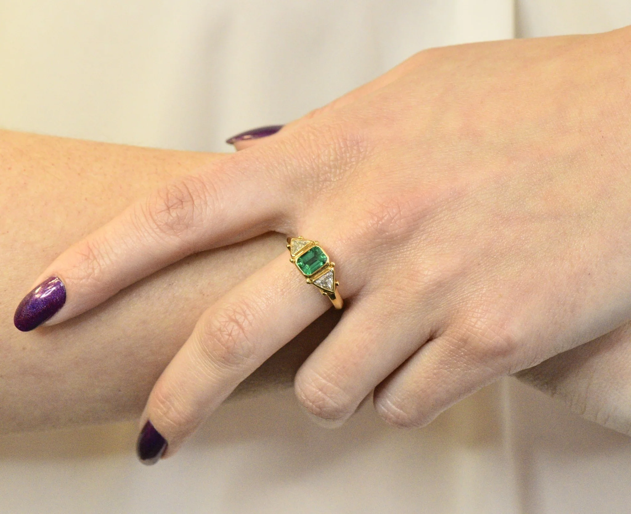 Contemporary 1.90 CTW Emerald Diamond 18 Karat Gold Ring - Image 9