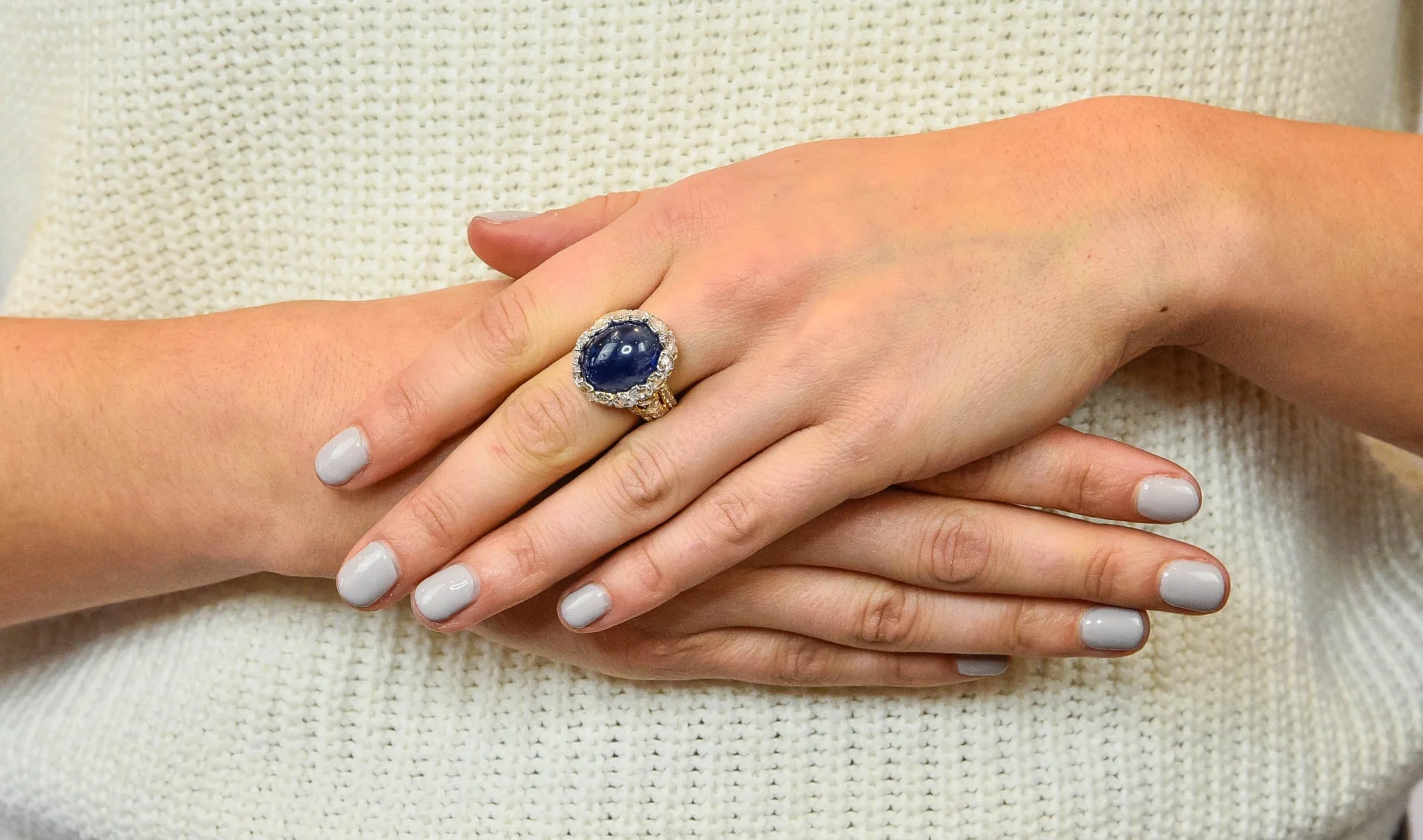 Contemporary 17.00 CTW Sapphire Diamond 18 Karat Gold Cluster Cocktail Ring - Image 10
