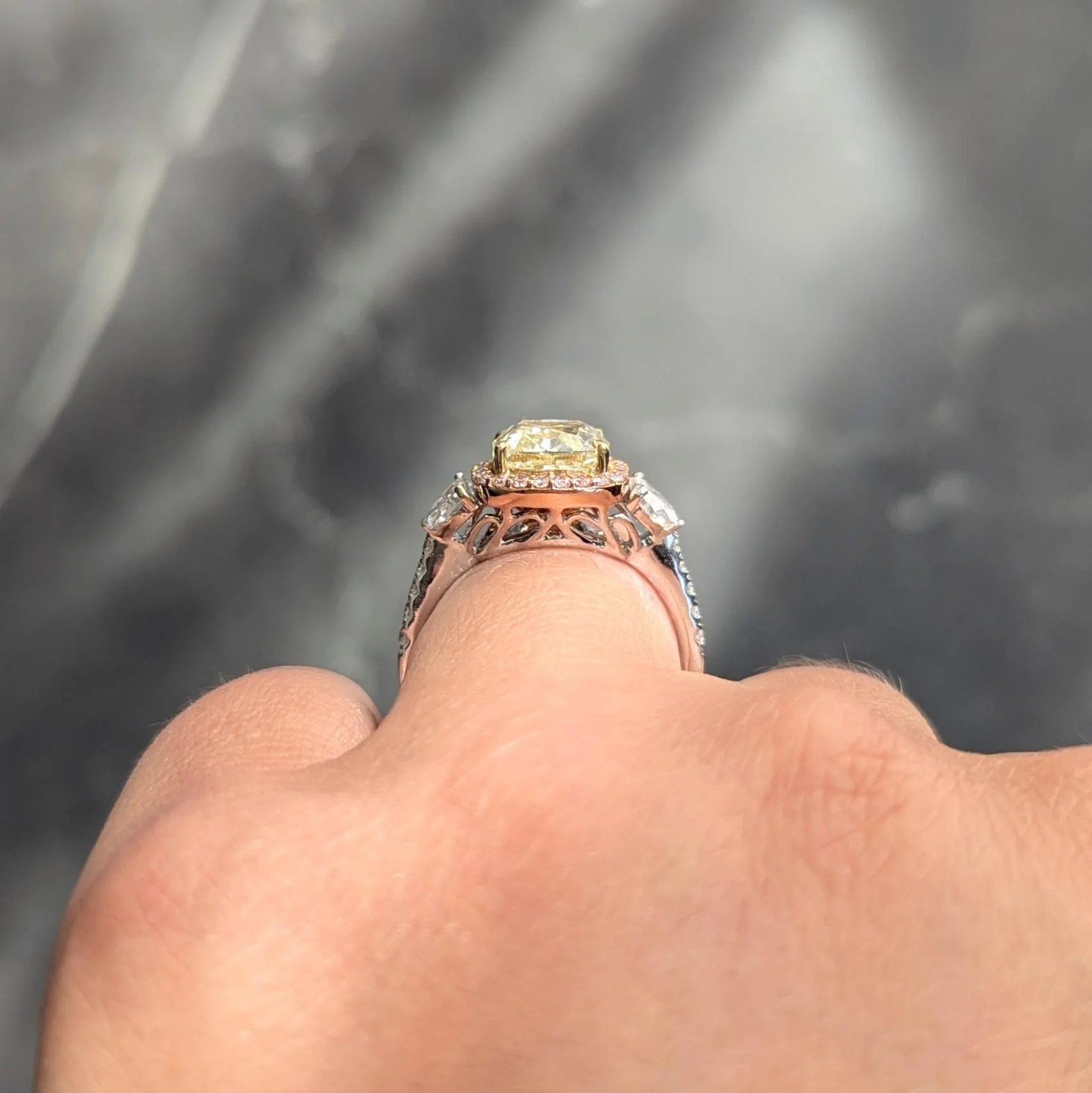 Contemporary 4.23 CTW Fancy Light Yellow Diamond 18 Karat Tri-Colored Gold Engagement Ring GIA - Image 11
