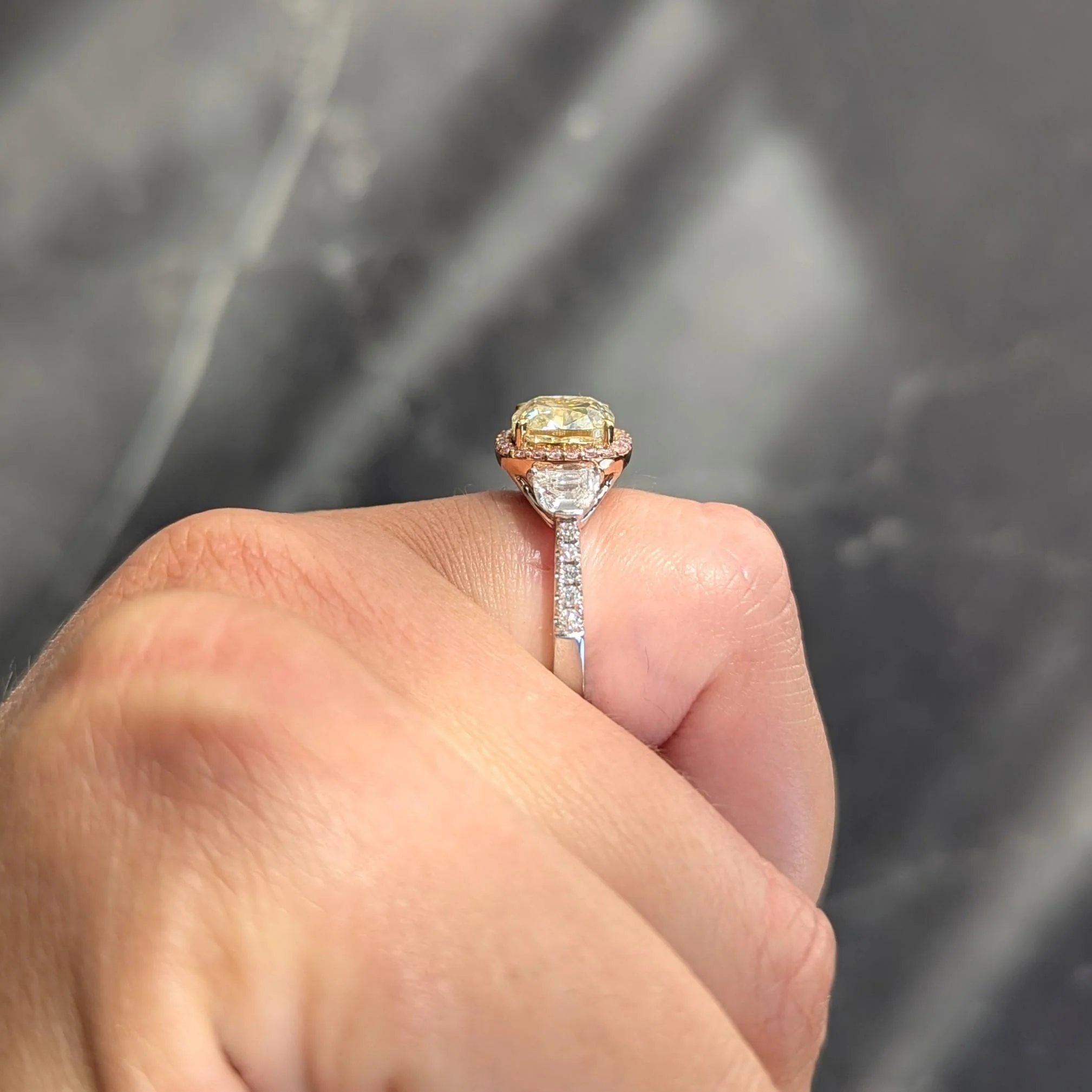 Contemporary 4.23 CTW Fancy Light Yellow Diamond 18 Karat Tri-Colored Gold Engagement Ring GIA - Image 12