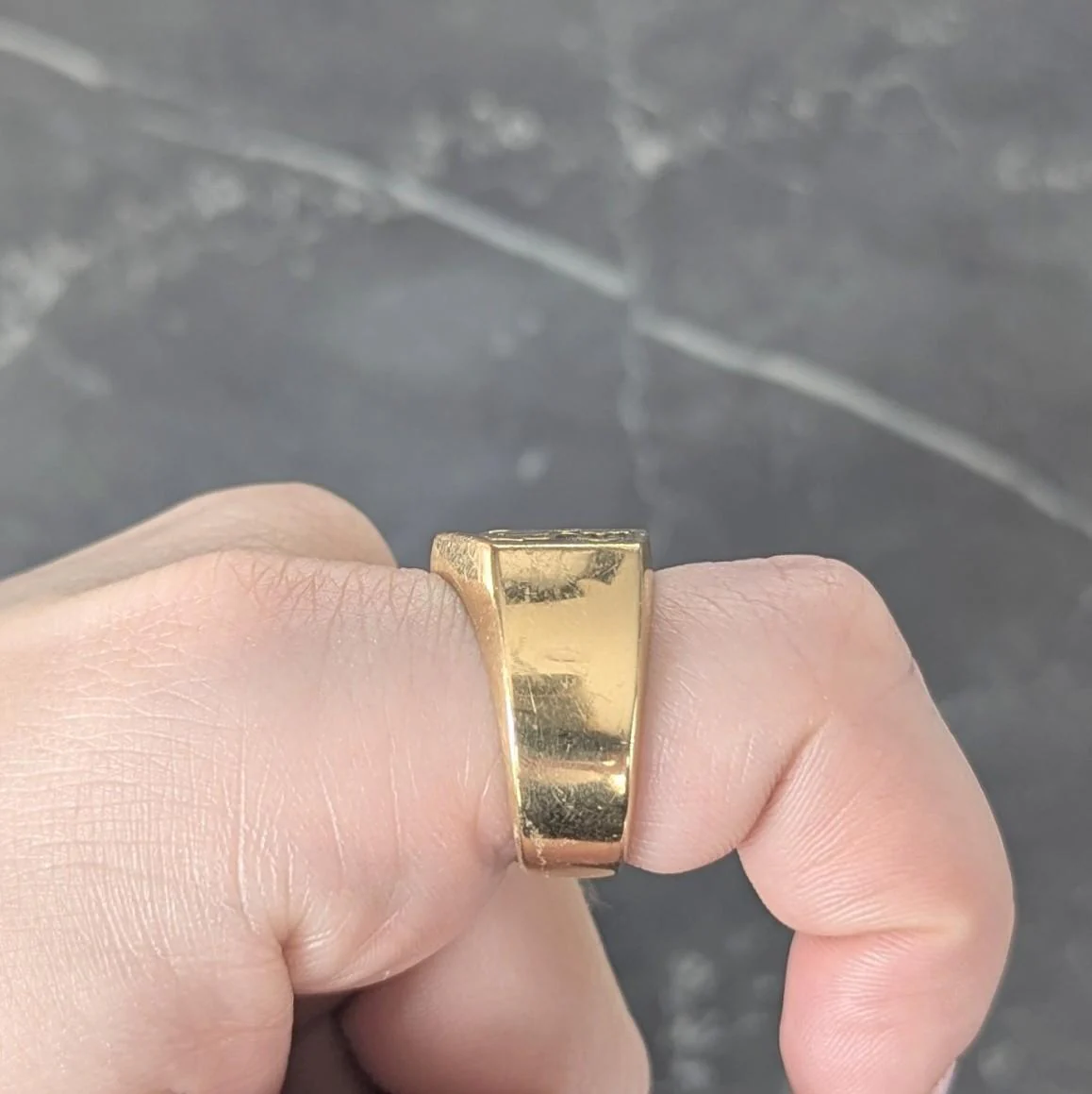 Dunhill 2000's 18 Karat Yellow Gold Heraldic Lion Intaglio Unisex Signet Ring - Image 10