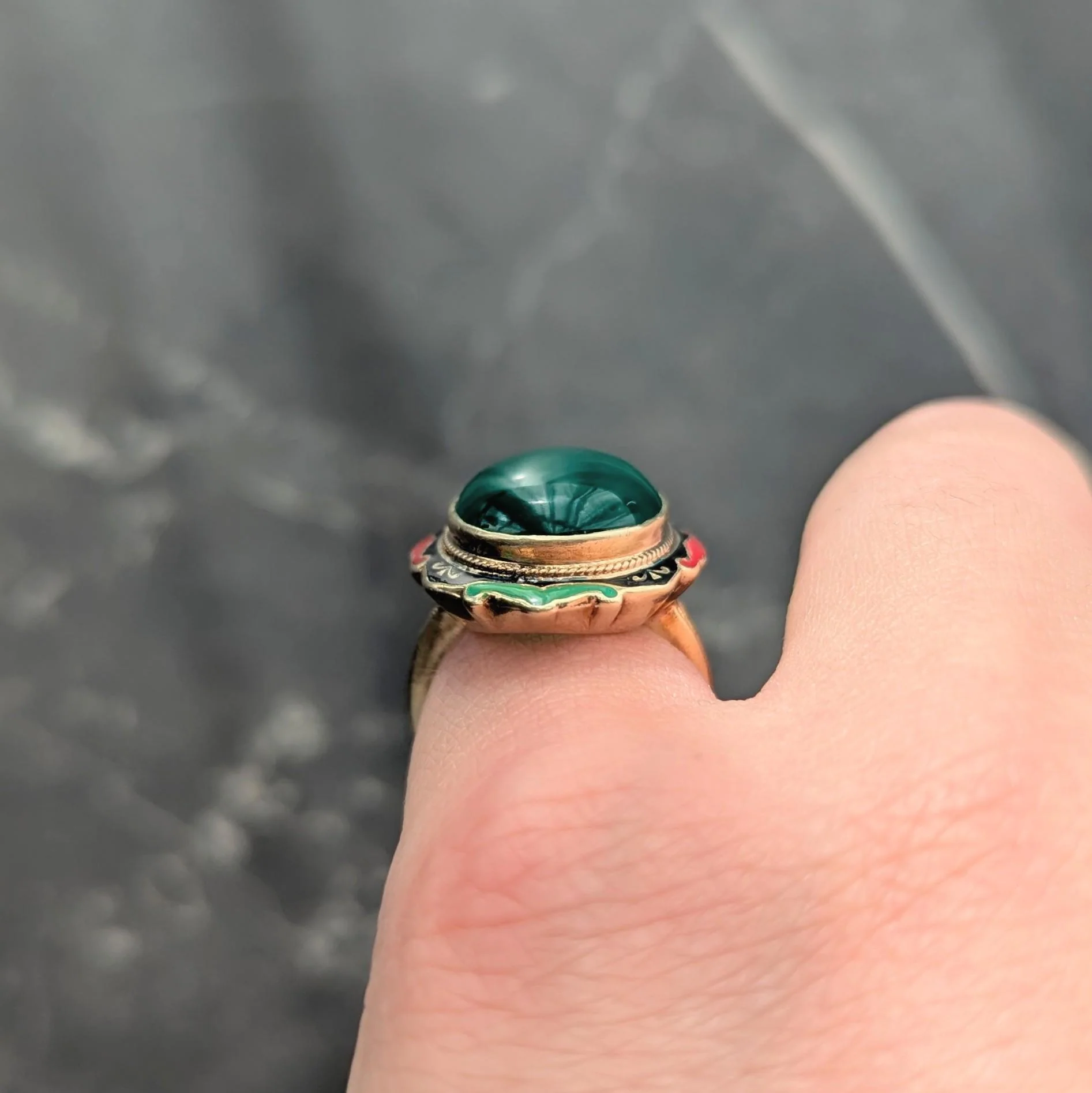 Early Art Deco Chalcedony Enamel 14 Karat Yellow Gold Antique Cocktail Ring - Image 7