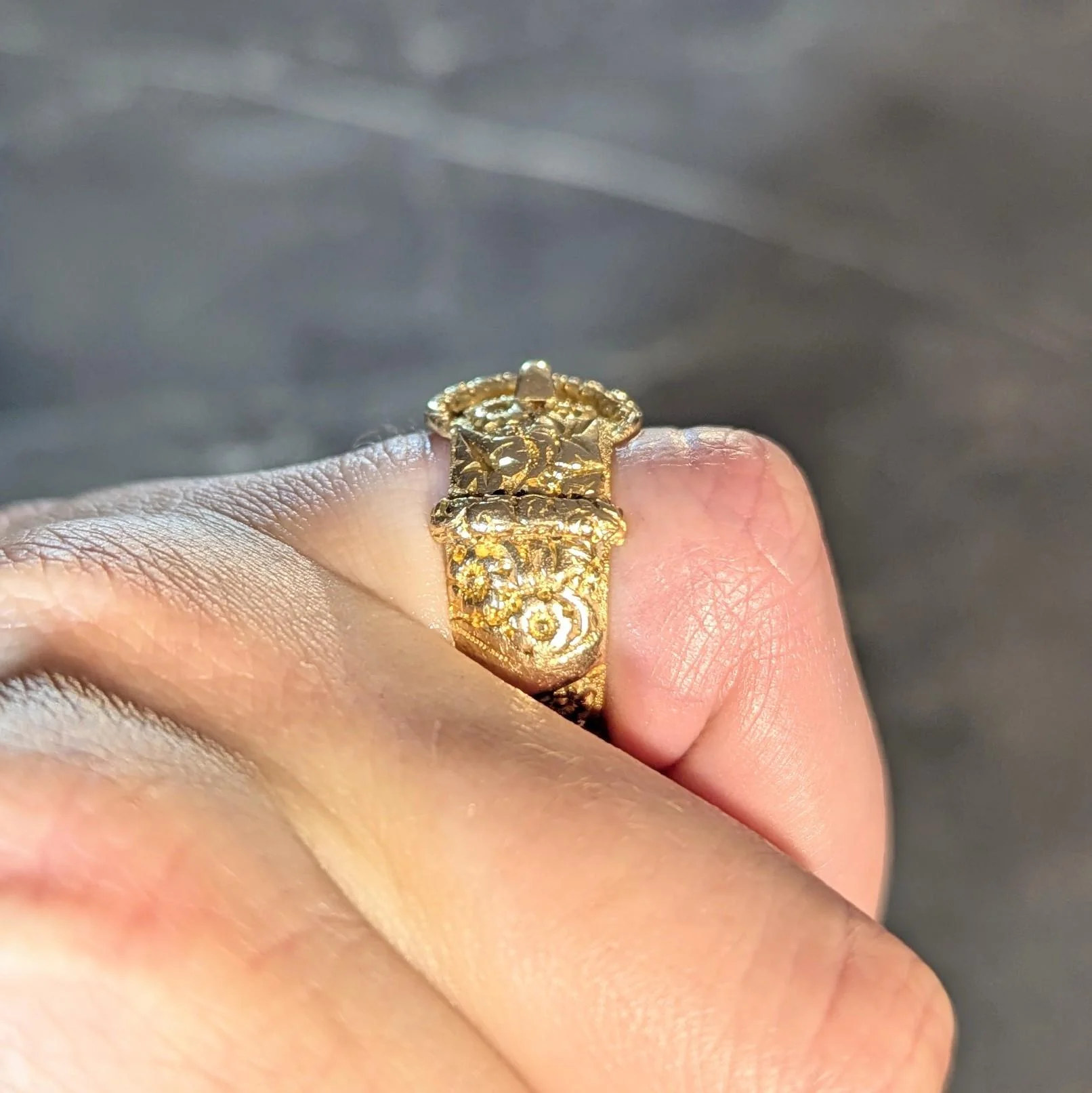 Edwardian 1908 18 Karat Yellow Gold Antique Floral Buckle Band Ring - Image 7