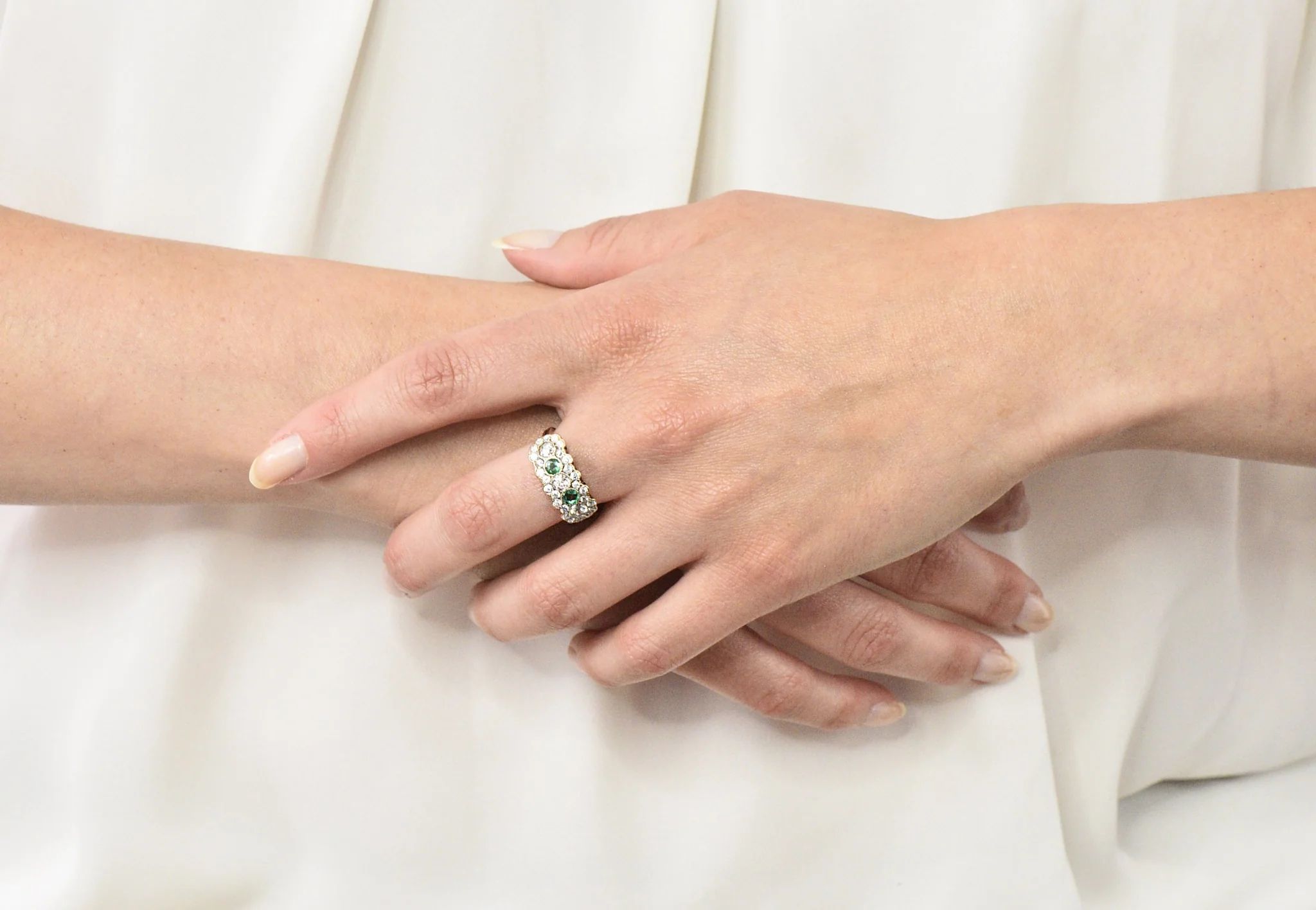 Edwardian Bridger 1.60 CTW Diamond Emerald 18 Karat Gold Cluster Anniversary Ring - Image 9