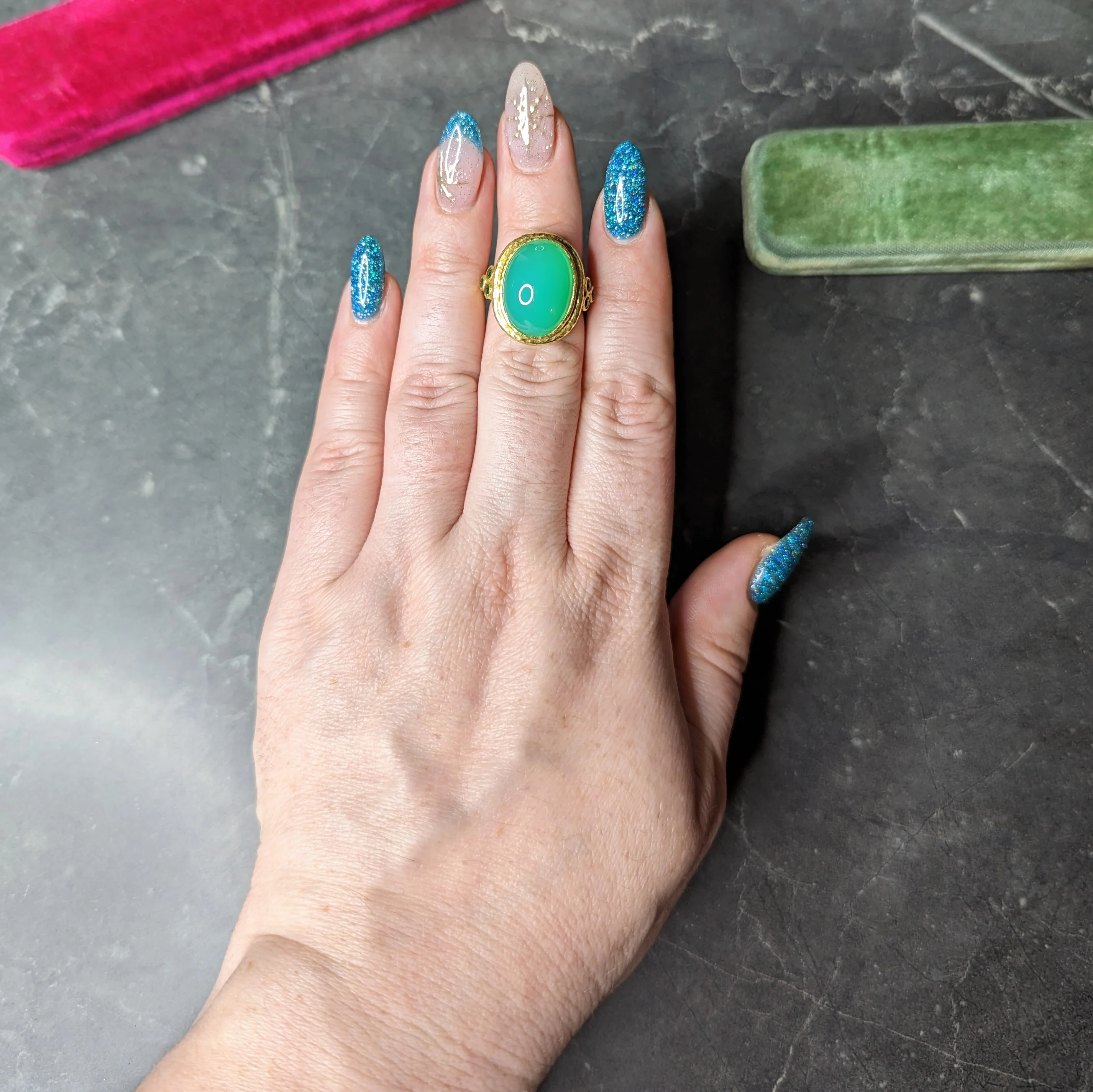 Elizabeth Locke Contemporary Chrysoprase Tsavorite Garnet 19 Karat Yellow Gold Statement Ring - Image 13