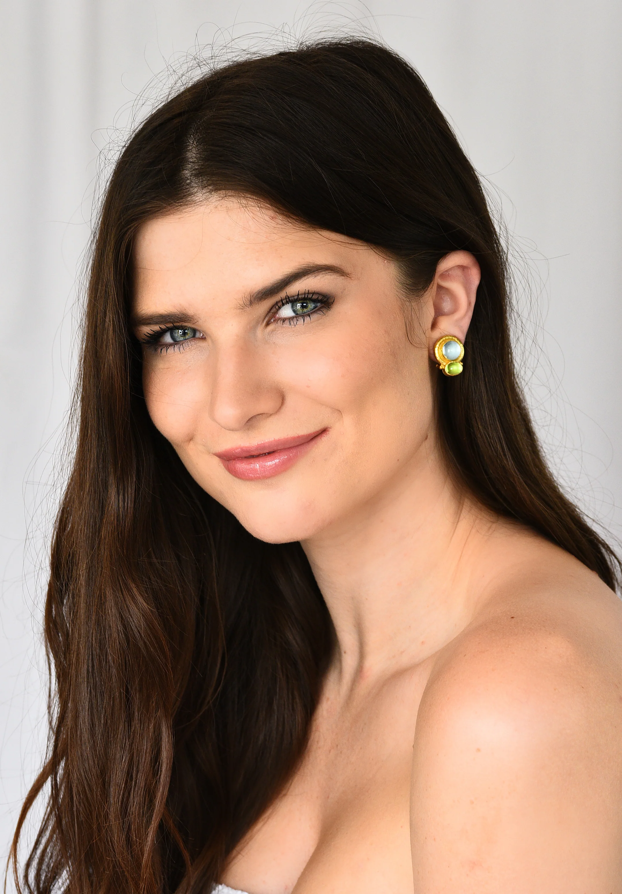 Elizabeth Locke Labradorite Peridot 18 Karat Gold Hammered Earrings - Image 7