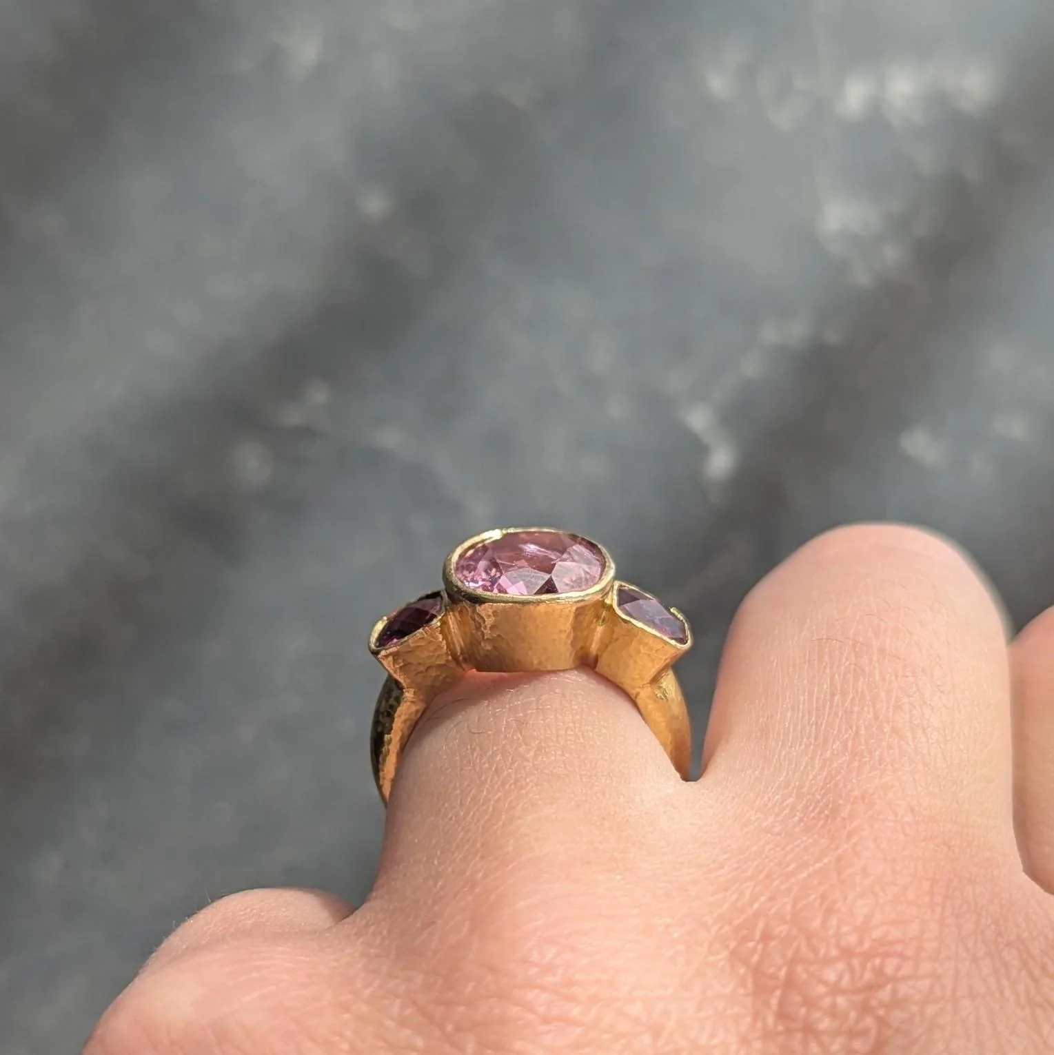 Elizabeth Locke Spinel Rhodolite Garnet 19 Karat Hammered Gold Gemstone Ring - Image 9