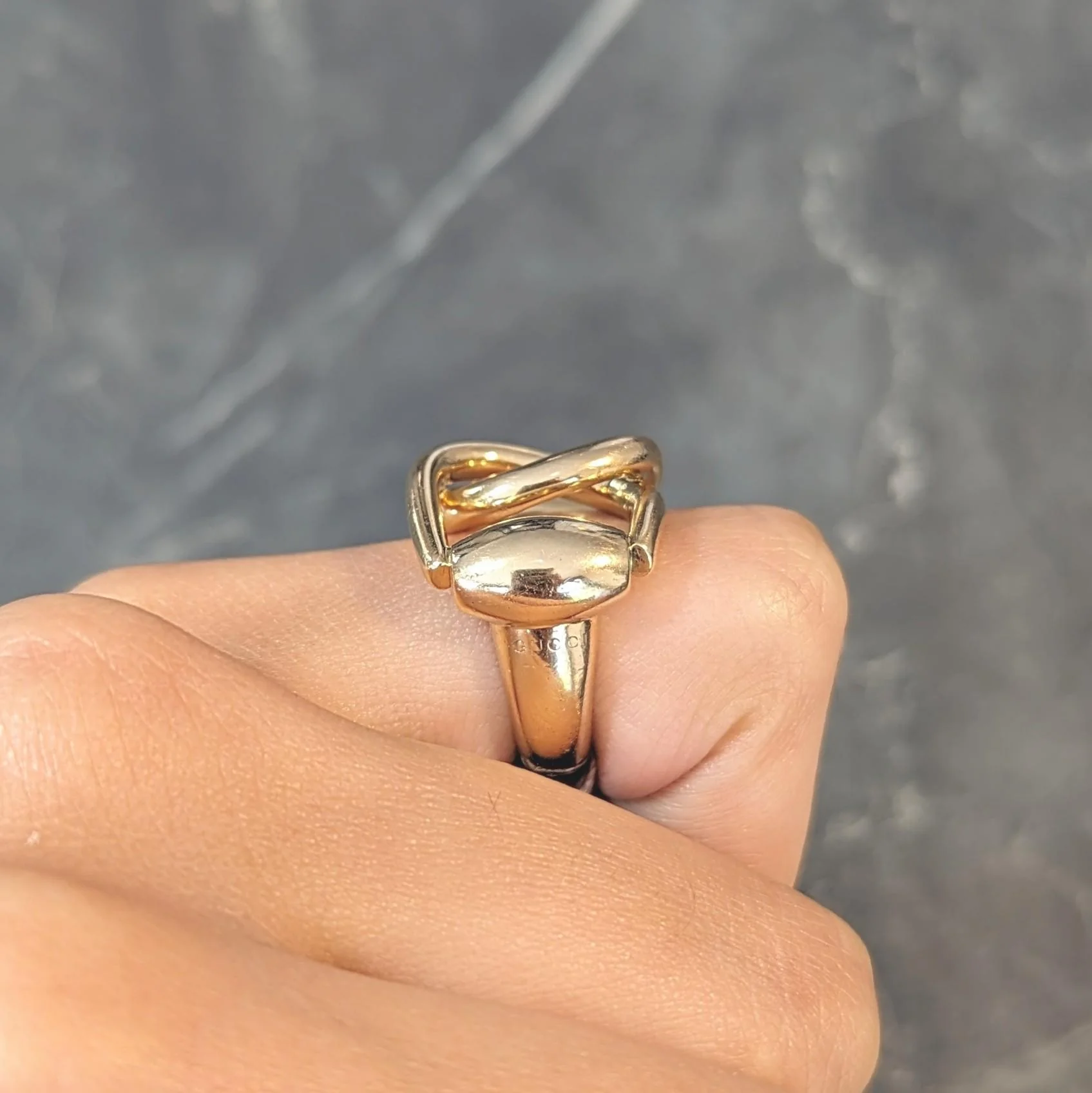 Gucci 2000's 18 Karat Yellow Gold Vintage Horsebit Interlocking Ring - Image 15