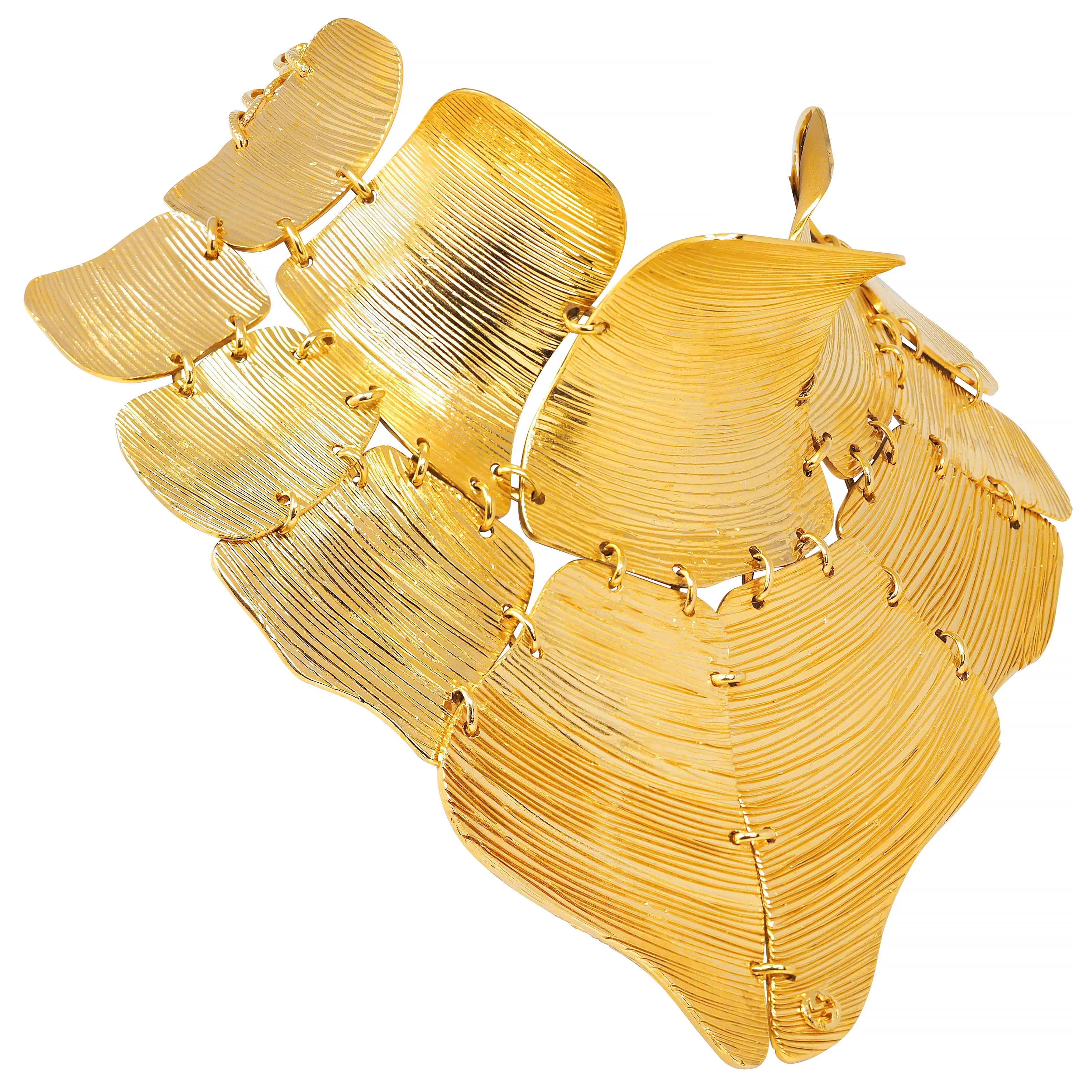 Gucci 2019 Runway Gold Plated Textured Bib Collar Statement Necklace - Image 5