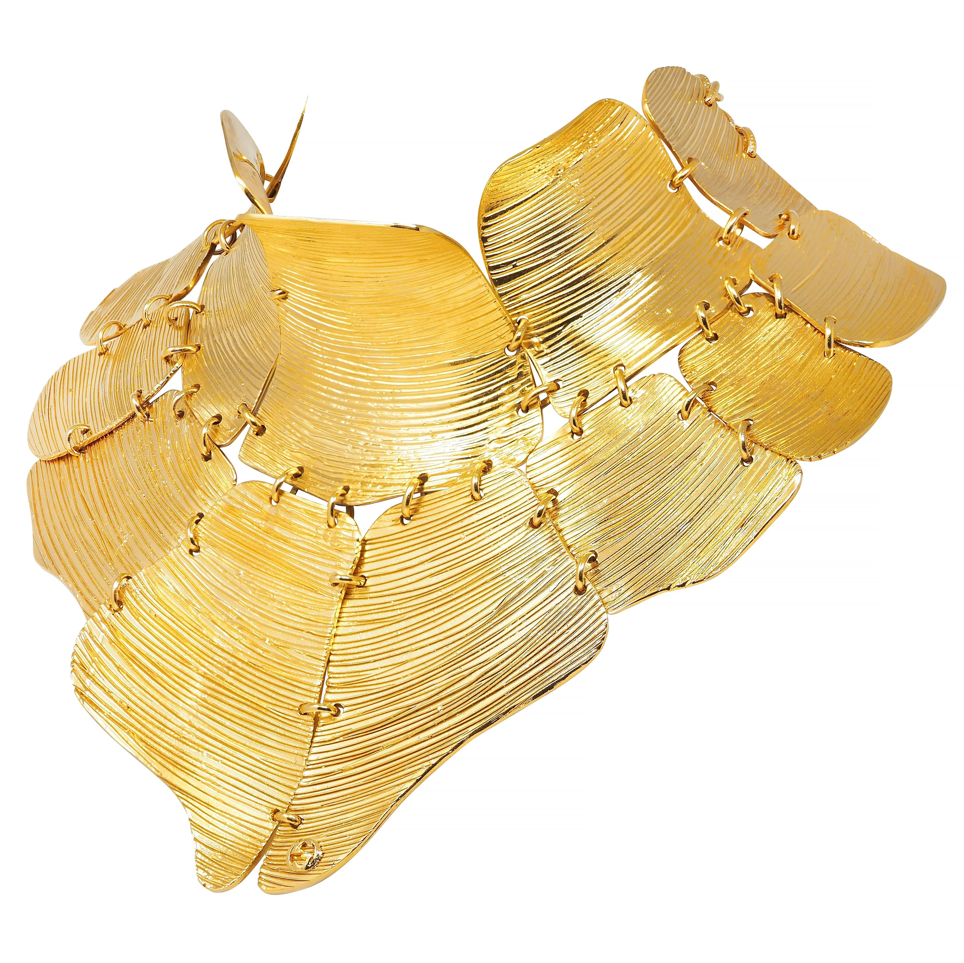 Gucci 2019 Runway Gold Plated Textured Bib Collar Statement Necklace - Image 7