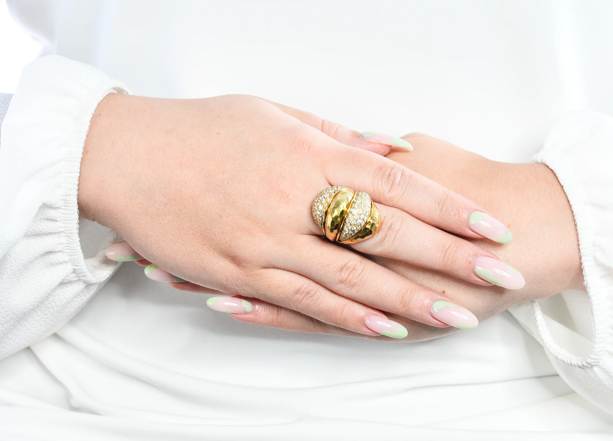 Henry Dunay 3.50 CTW Pave Diamond 18 Karat Gold Cynnabar Statement Ring - Image 12