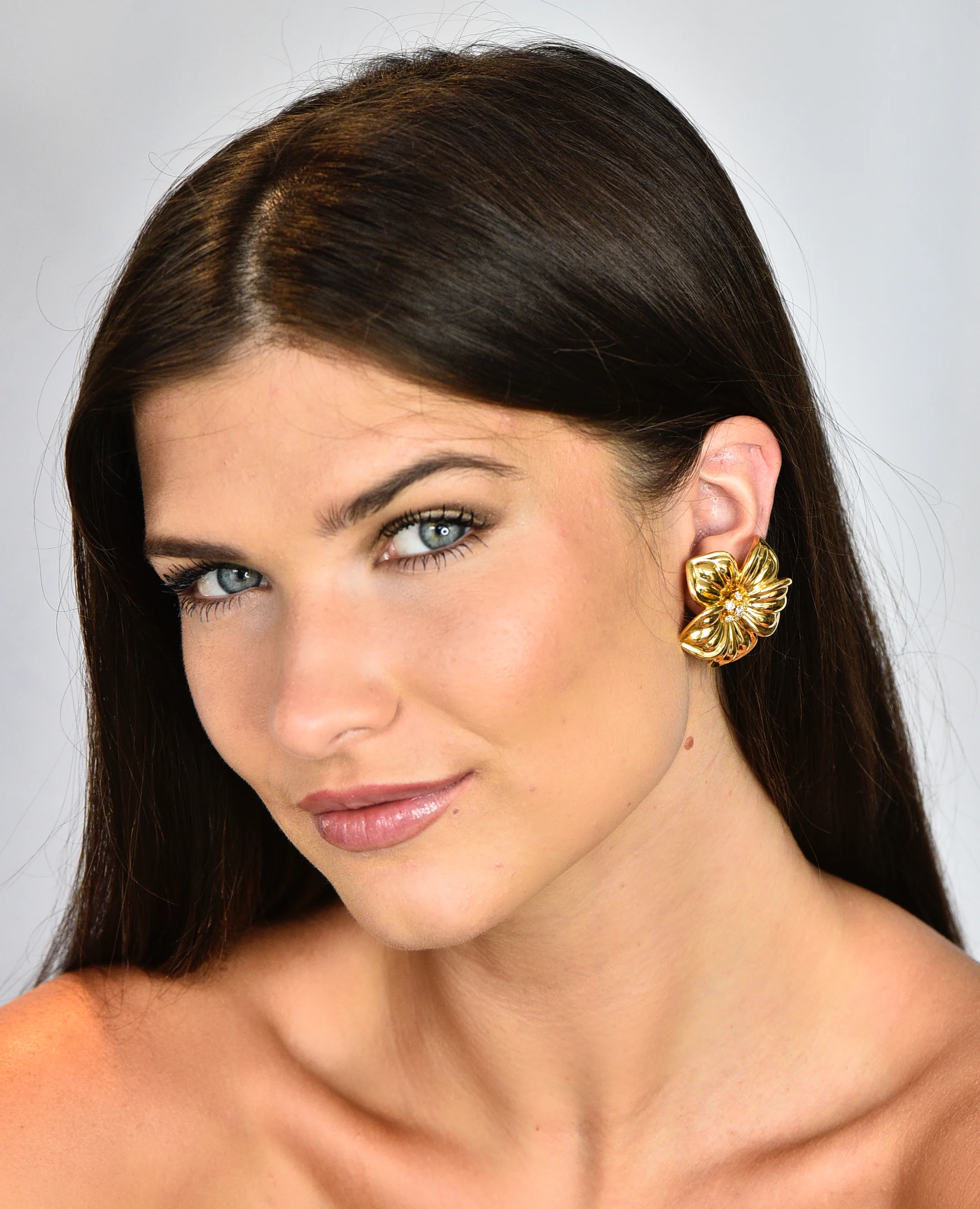 Large Van Cleef & Arpels French Diamond 18 Karat Gold Magnolia Ear-Clip Earrings - Image 9