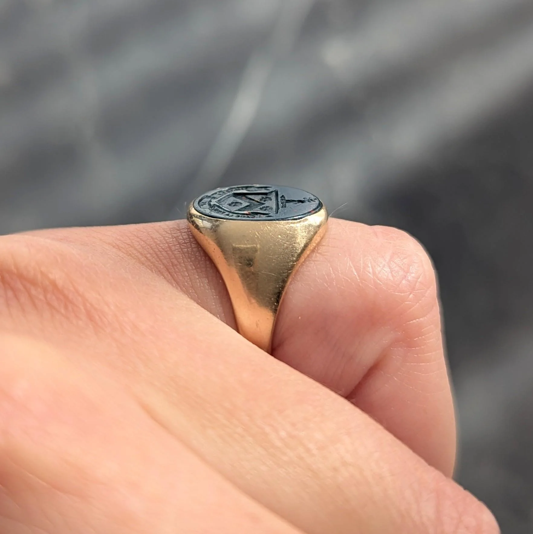 Late Victorian Bloodstone 14 Karat Yellow Gold Antique Heraldic Crest Unisex Signet Ring - Image 9