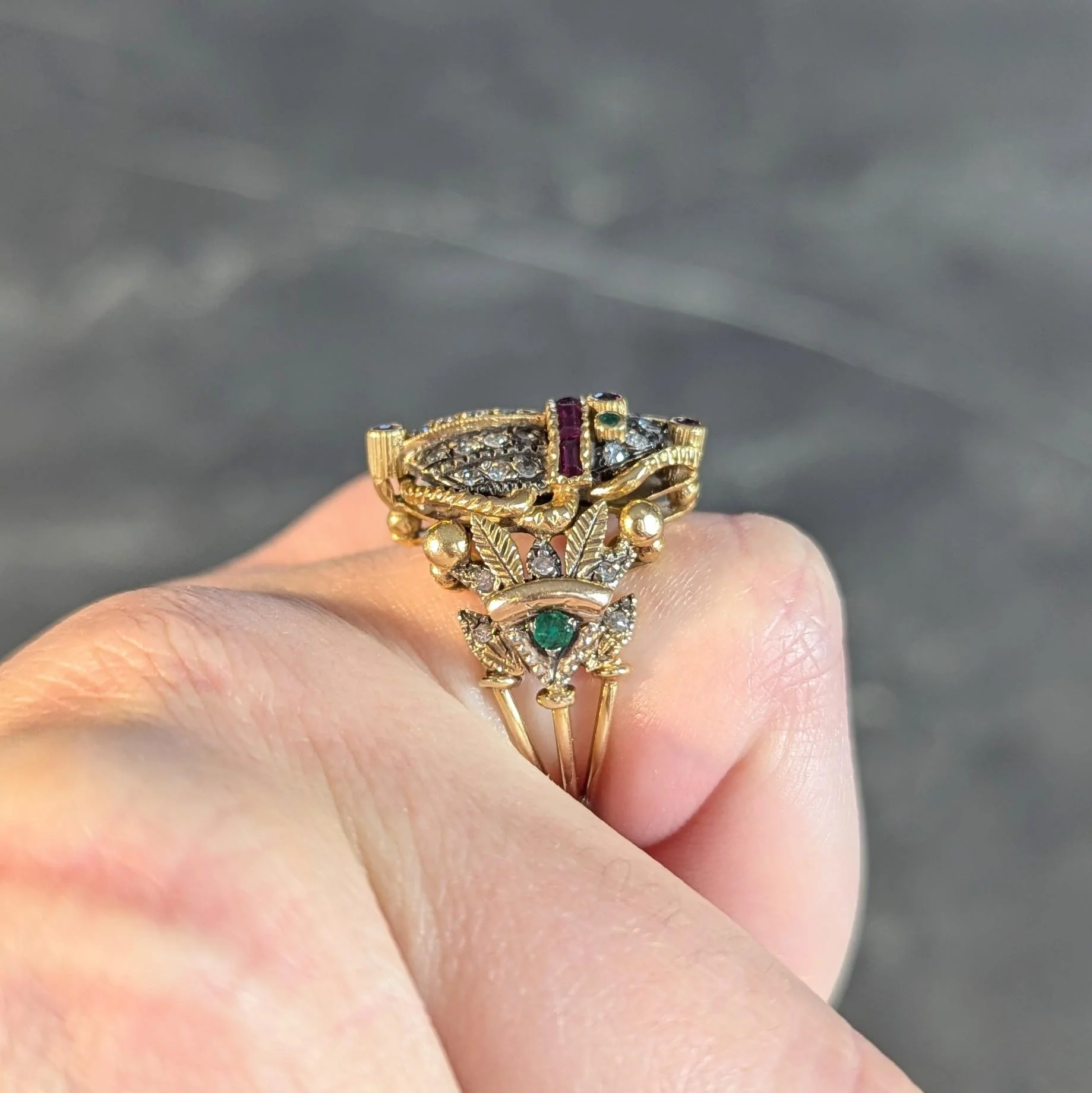 Mid-Century Egyptian Revival 1.32 CTW Diamond Emerald Ruby 18 Karat Gold  Scarab Ring - Image 10