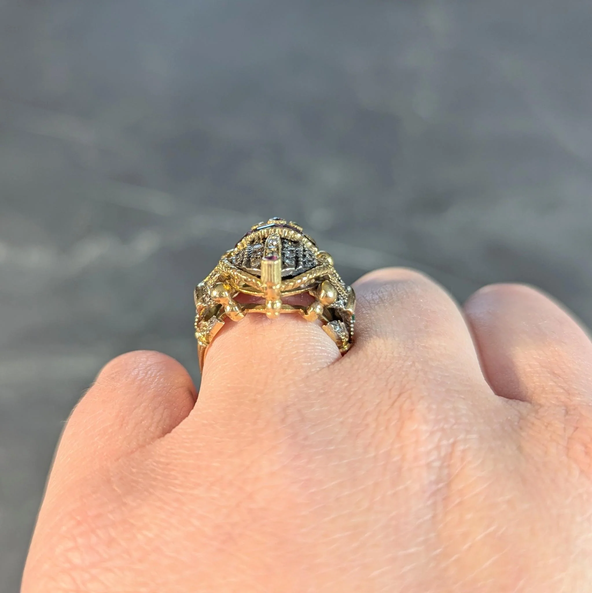 Mid-Century Egyptian Revival 1.32 CTW Diamond Emerald Ruby 18 Karat Gold  Scarab Ring - Image 11