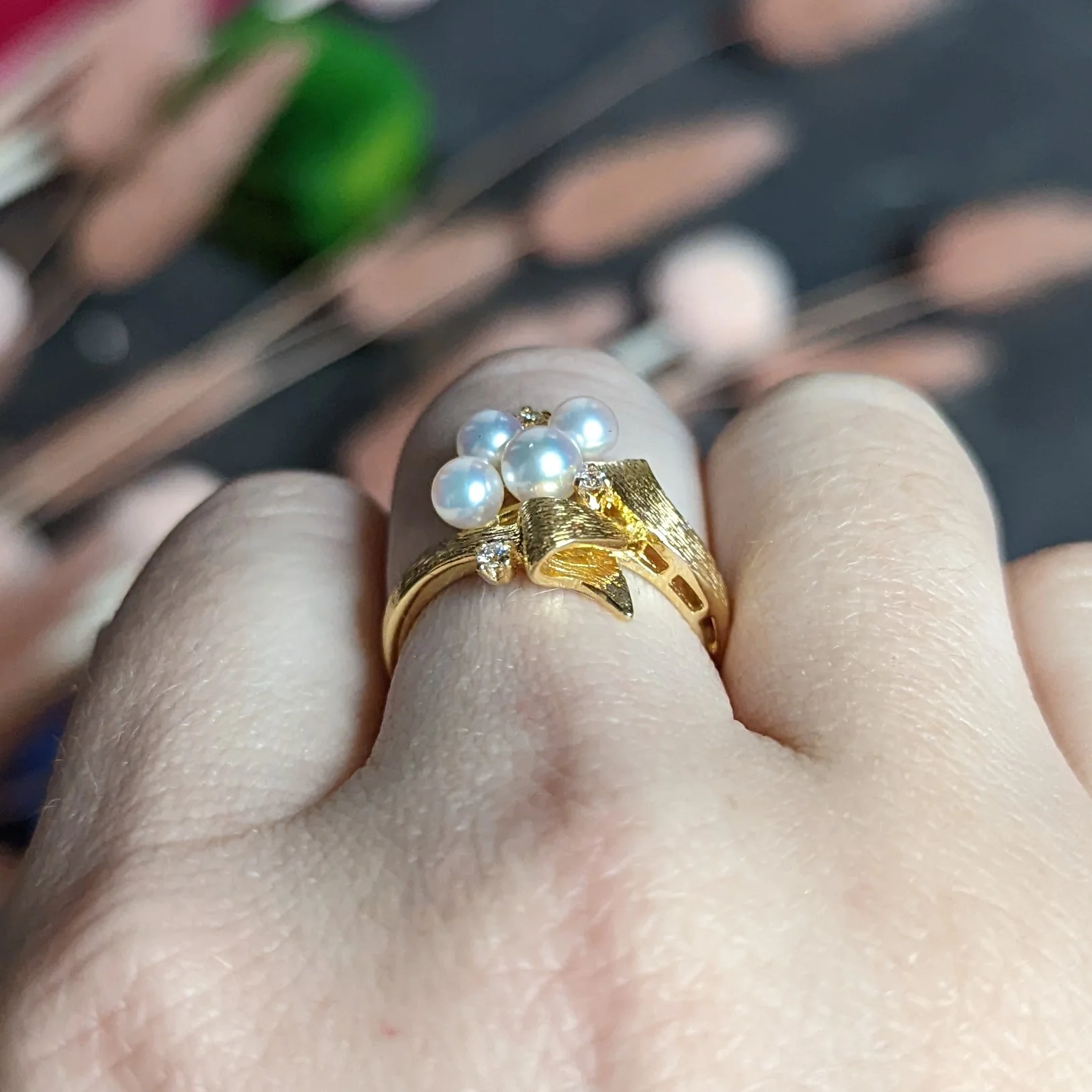 Mikimoto Diamond Pearl 18 Karat Gold Ribbon Ring - Image 12
