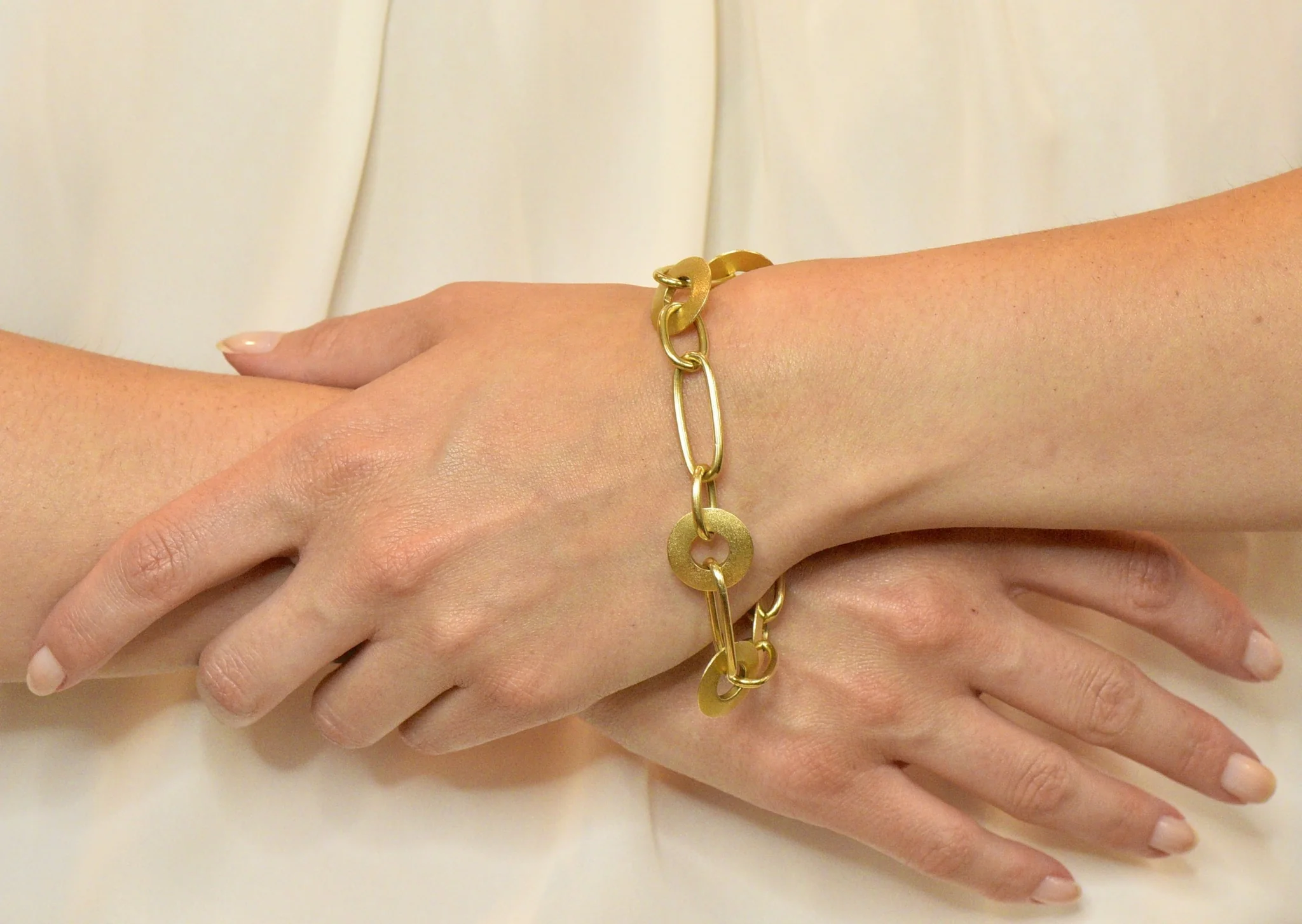 Modern 18 Karat Yellow Gold Disc Link Bracelet - Image 6