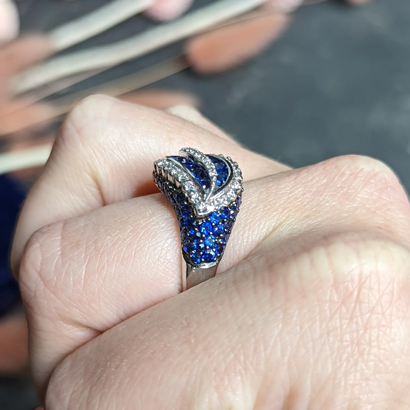 Modern 3.00 CTW Sapphire Diamond 18 Karat White Gold Wave Ring - Image 12