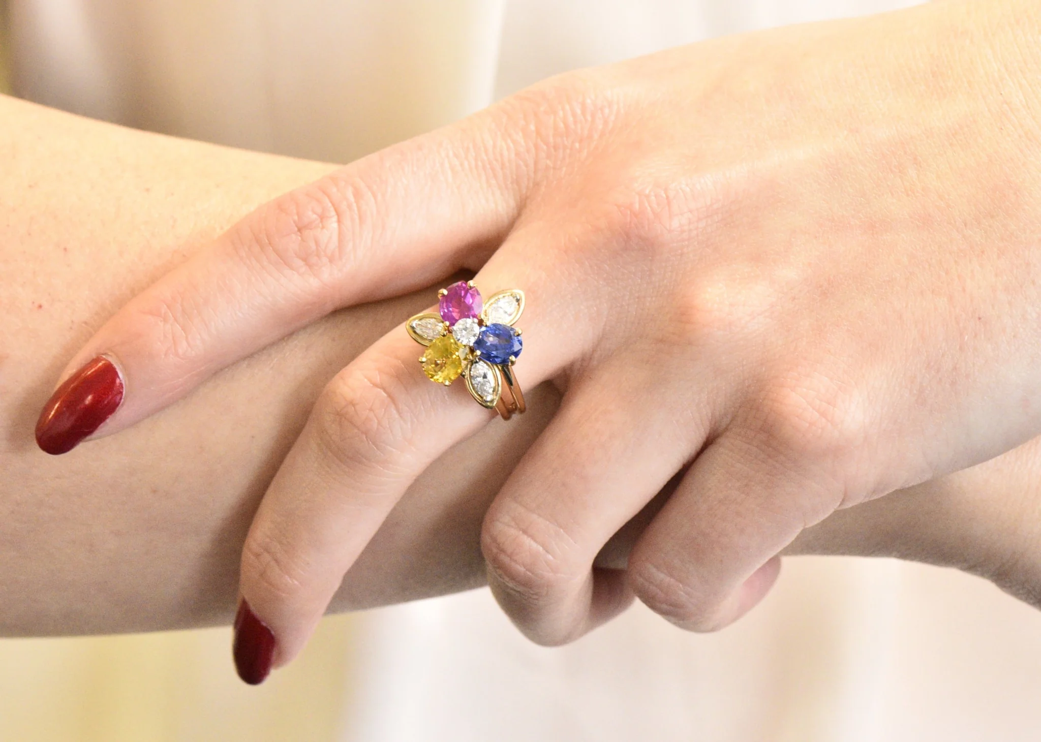 Oscar Heyman Bros. 4.05 CTW Sapphire Diamond 18 Karat Gold Floral Ring - Image 8
