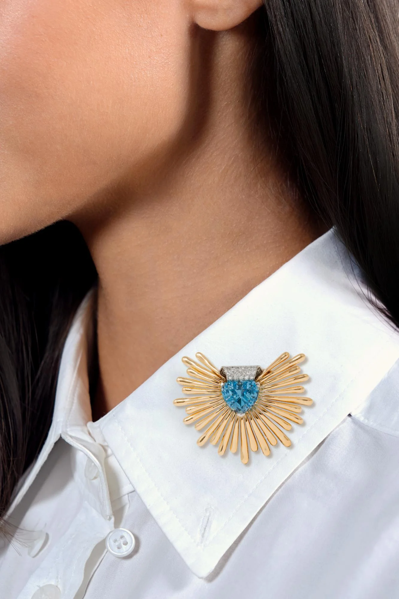 Retro 1940's Aquamarine Diamond Platinum 14 Karat Yellow Gold Vintage Fanning Brooch - Image 2