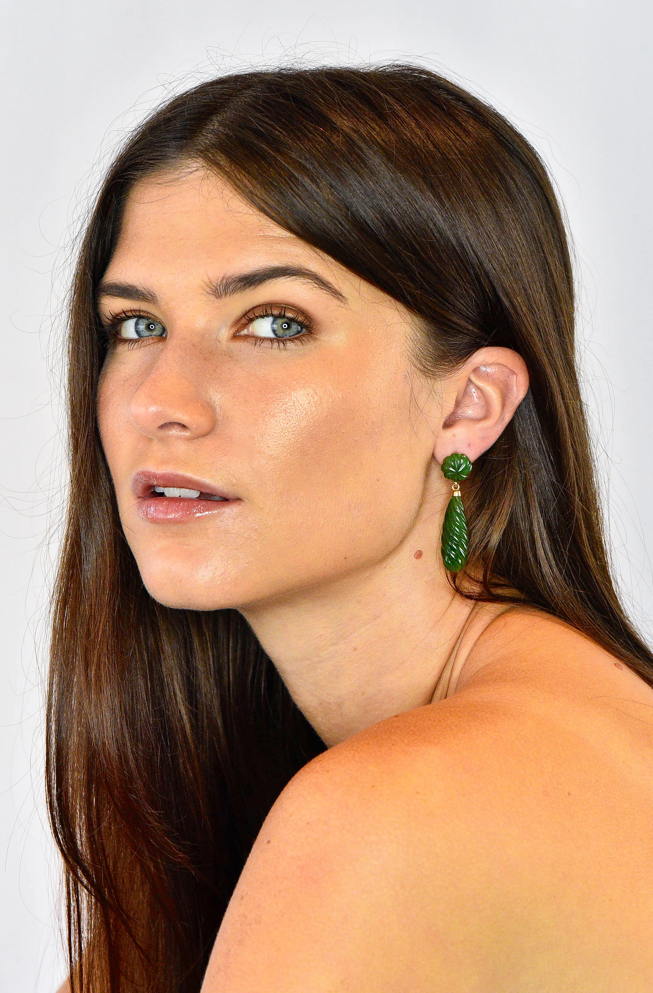 Retro Carved Jade 14 Karat Gold Swirl Drop Earrings - Image 9