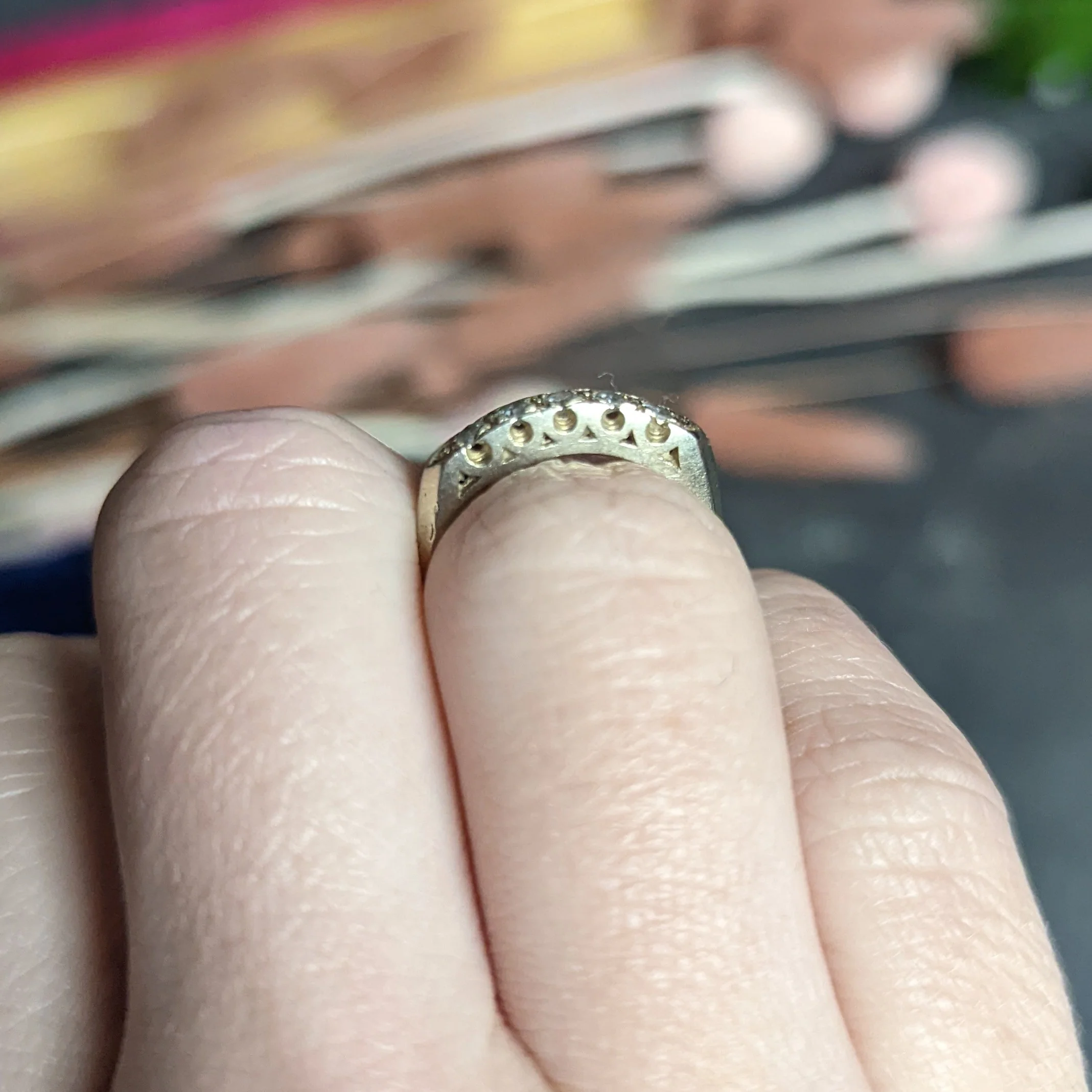 Retro Diamond 14 Karat White Gold Fishtail Band Ring - Image 11