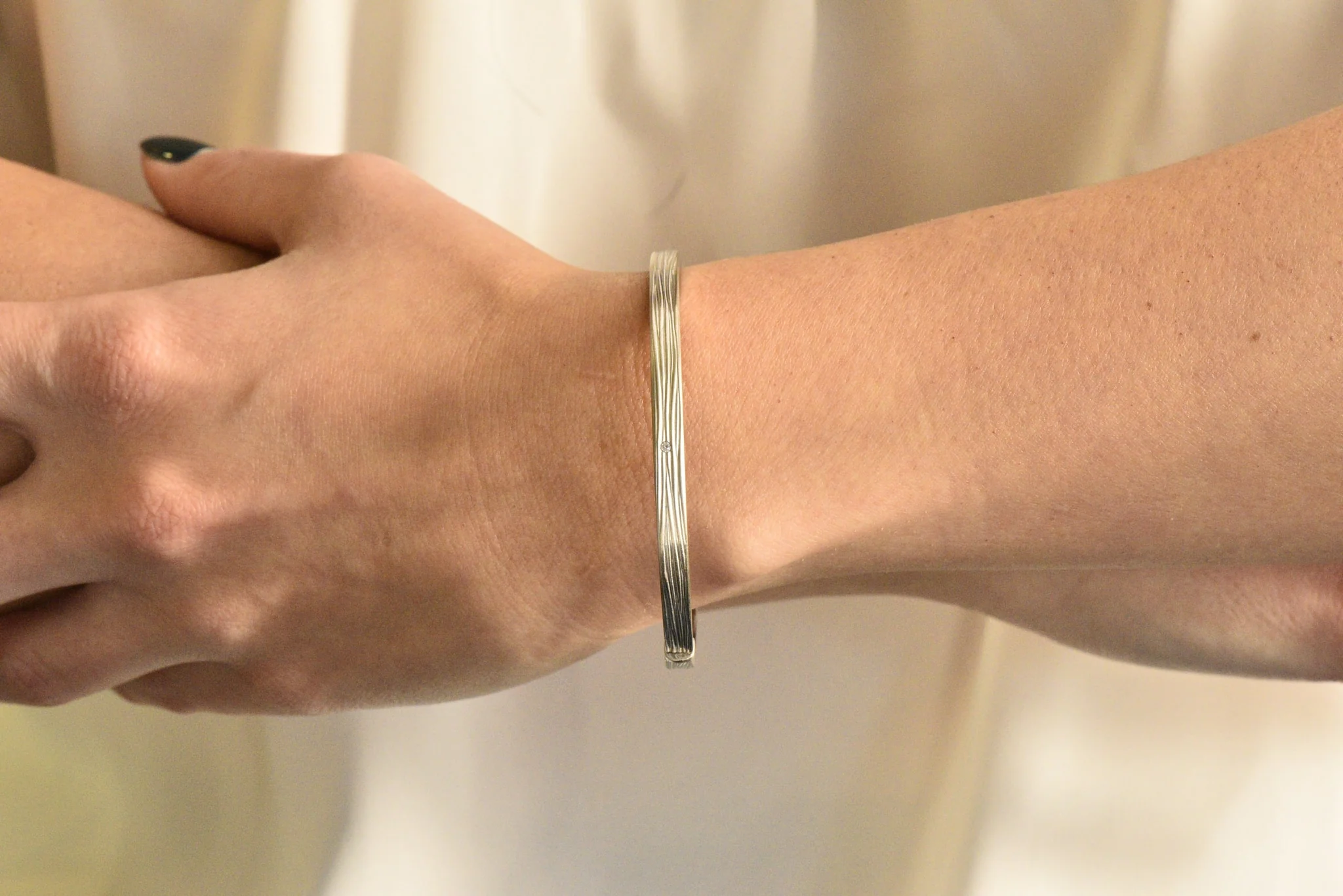 Roberto Coin Diamond 18 Karat White Gold Elephant Bangle Bracelet - Image 8