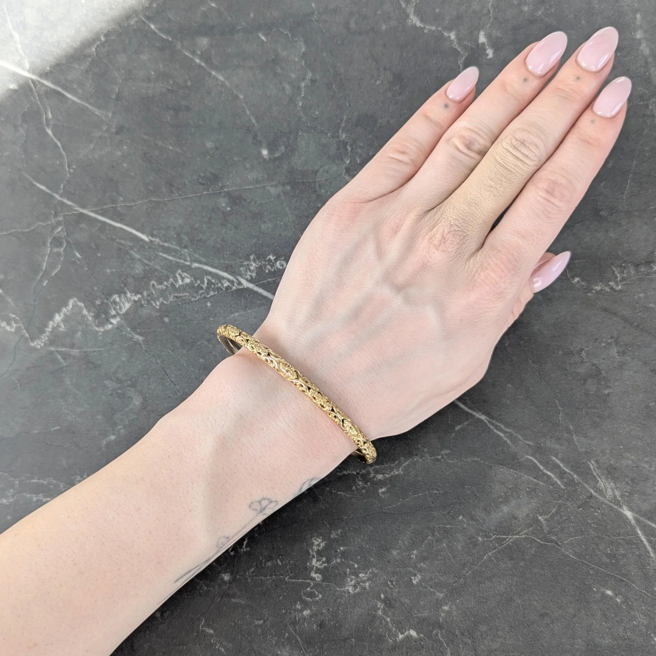Sloan & Co. Late Victorian 14 Karat Yellow Gold Ornamental Floral Antique Bangle Bracelet - Image 8